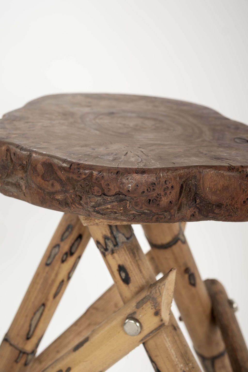 Six tabourets à base tripode en bois et bambou en vente 2