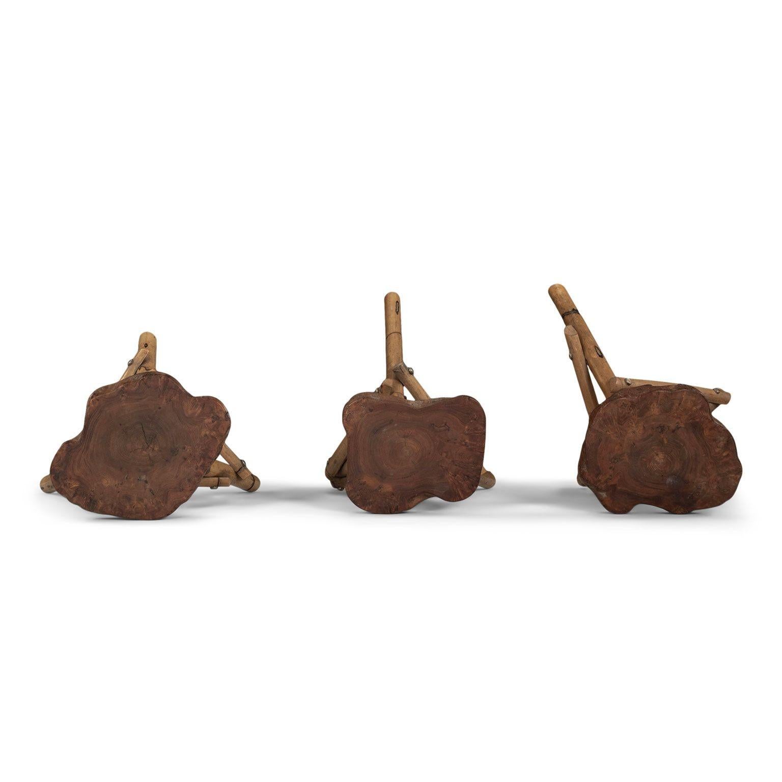 Six tabourets à base tripode en bois et bambou en vente 3
