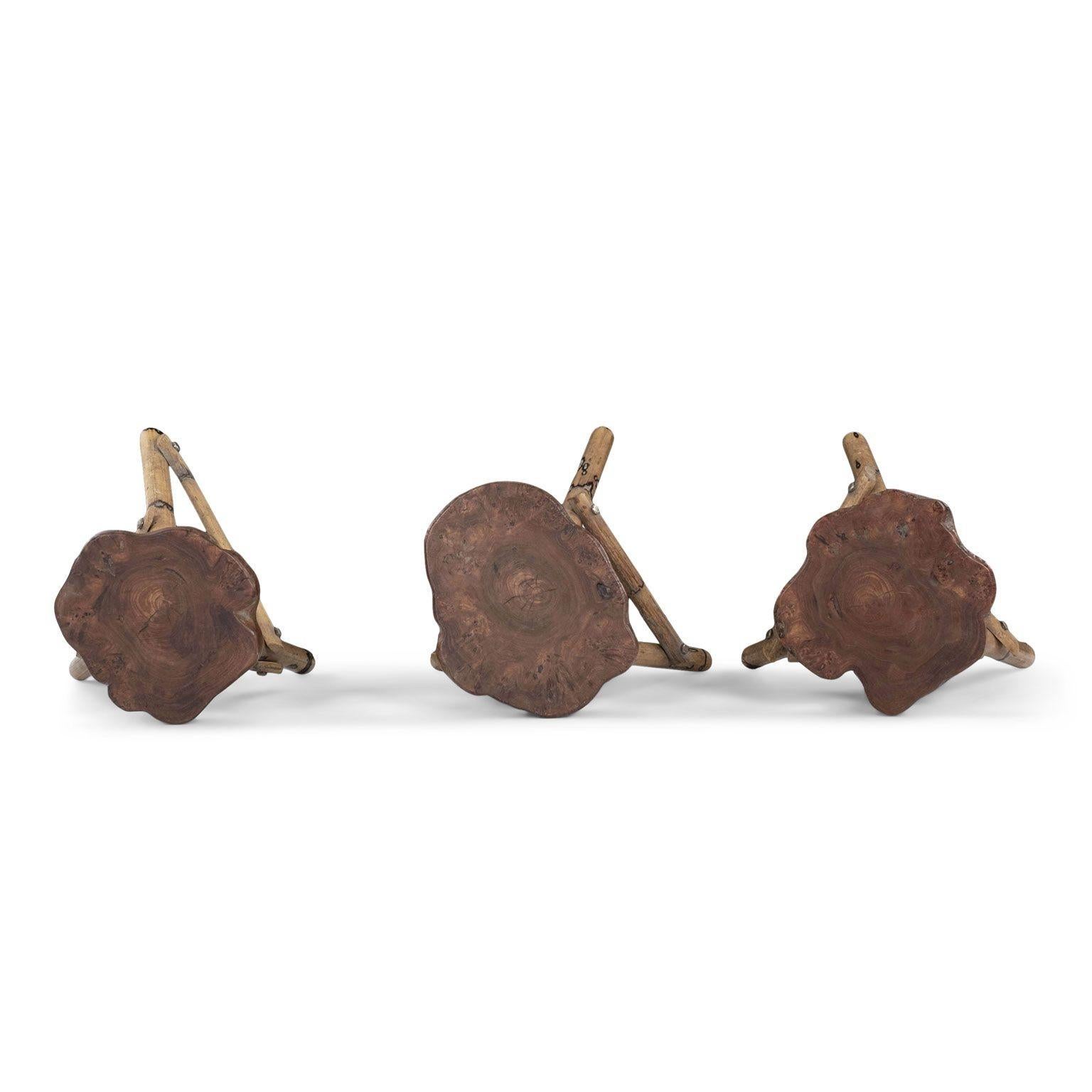 Six tabourets à base tripode en bois et bambou en vente 4