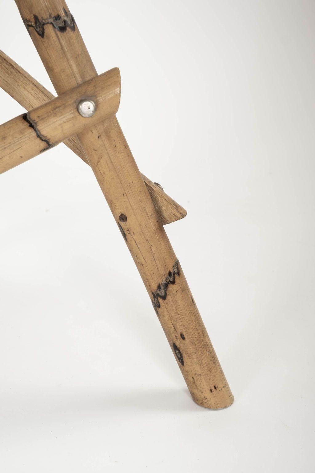 Mid-Century Modern Six tabourets à base tripode en bois et bambou en vente