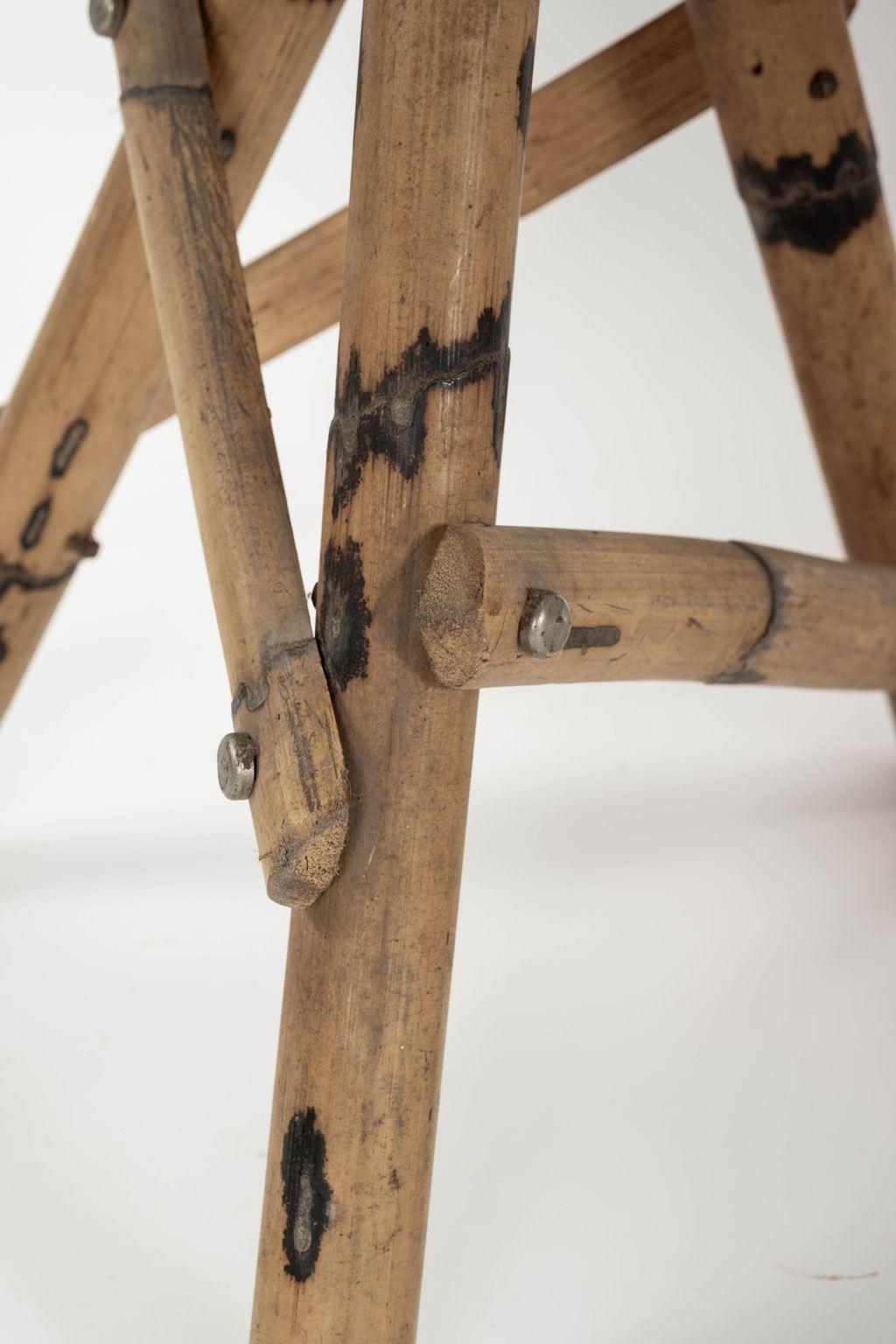 Français Six tabourets à base tripode en bois et bambou en vente