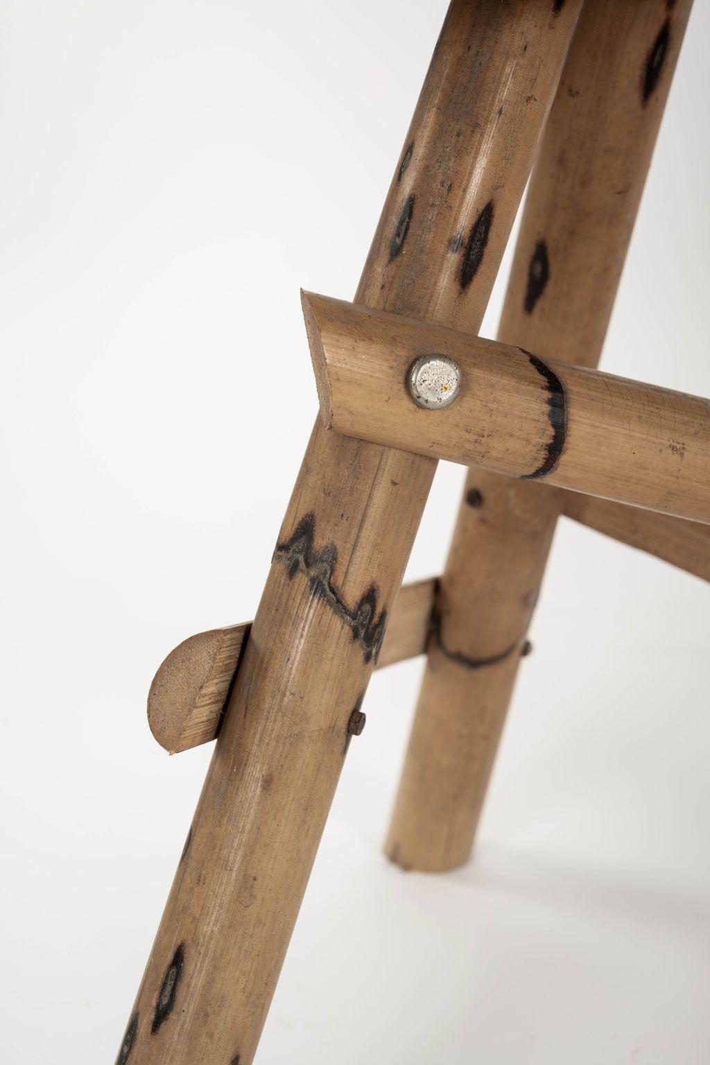 Sculpté à la main Six tabourets à base tripode en bois et bambou en vente