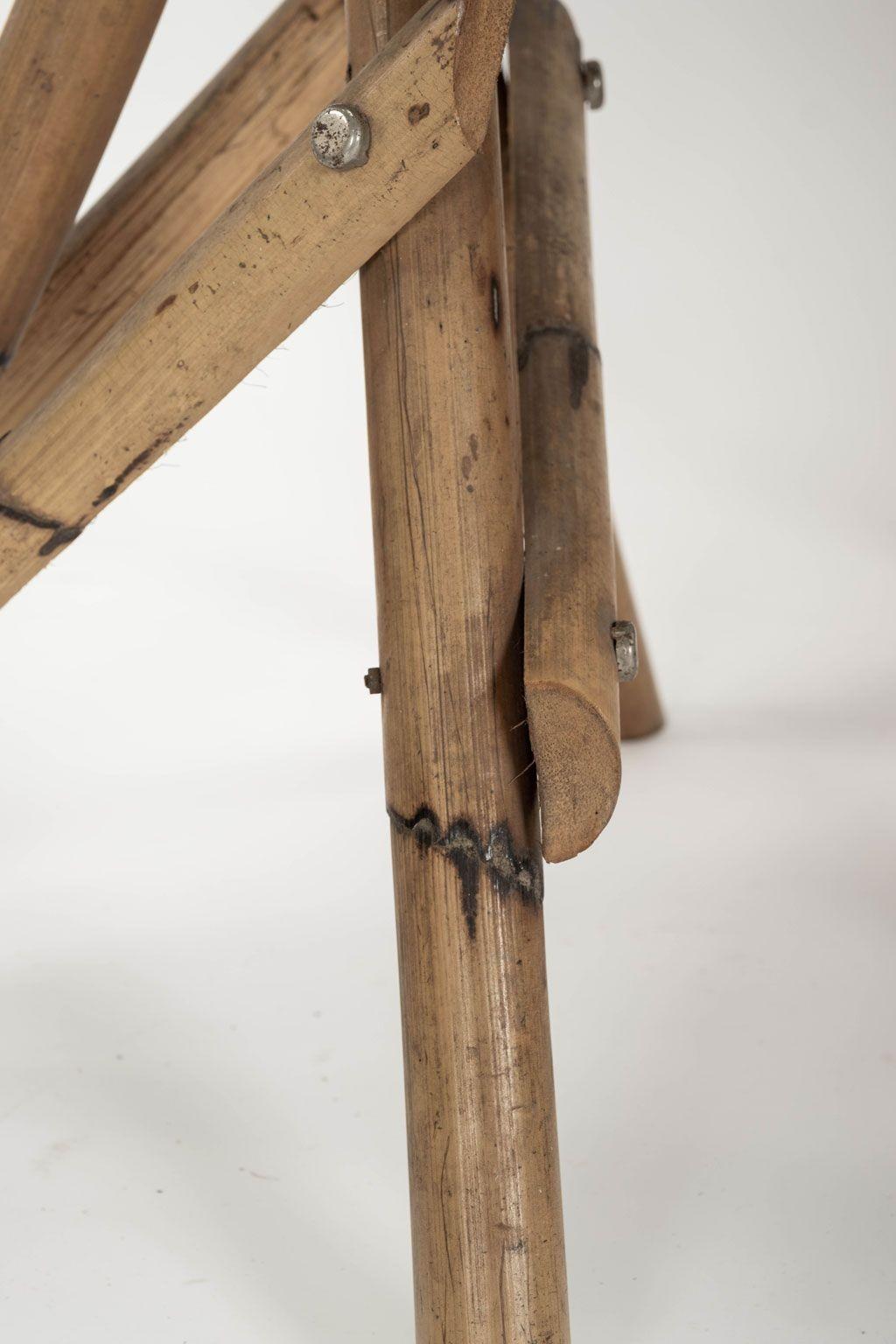 Six tabourets à base tripode en bois et bambou Bon état - En vente à Houston, TX