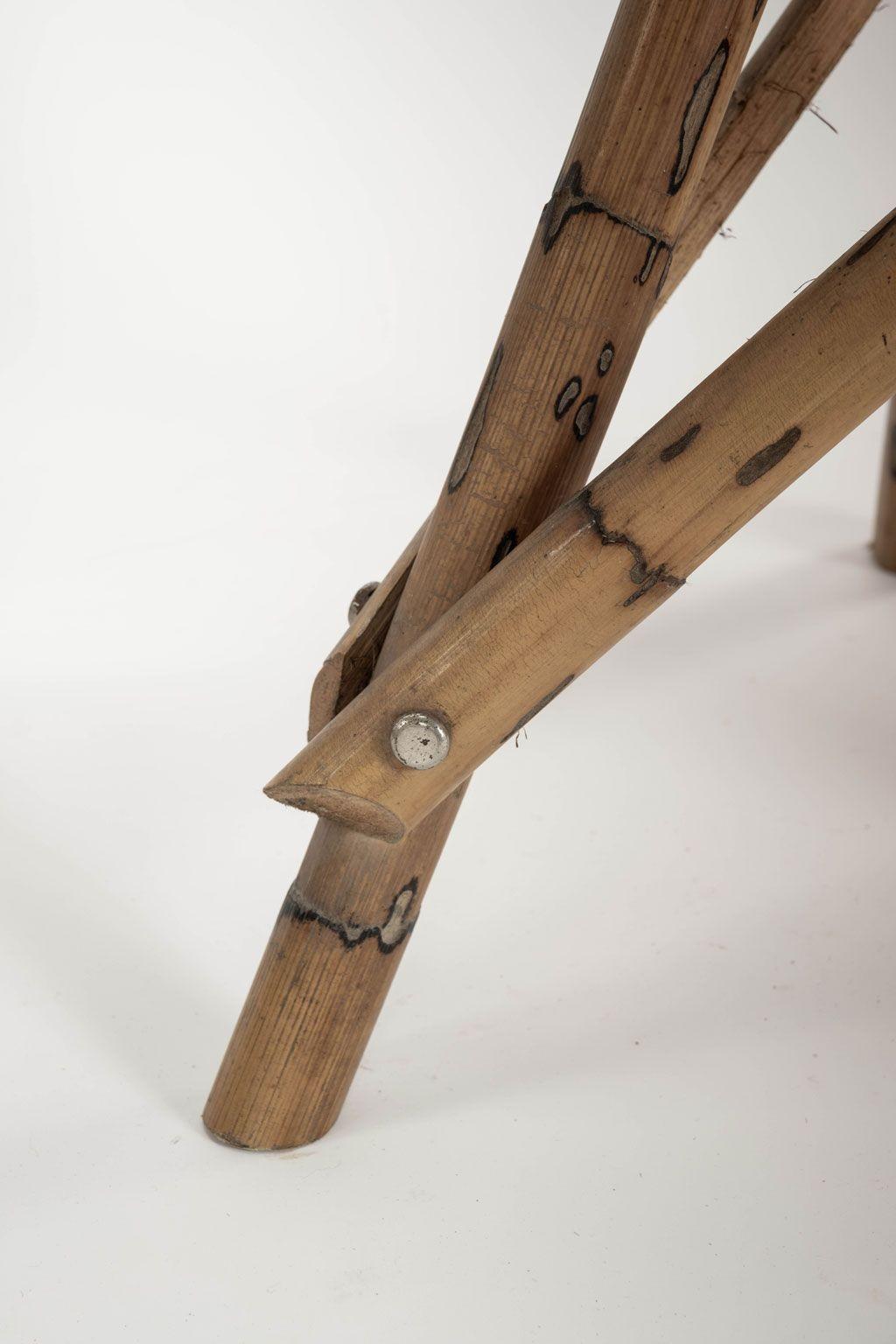 Six tabourets à base tripode en bois et bambou en vente 1