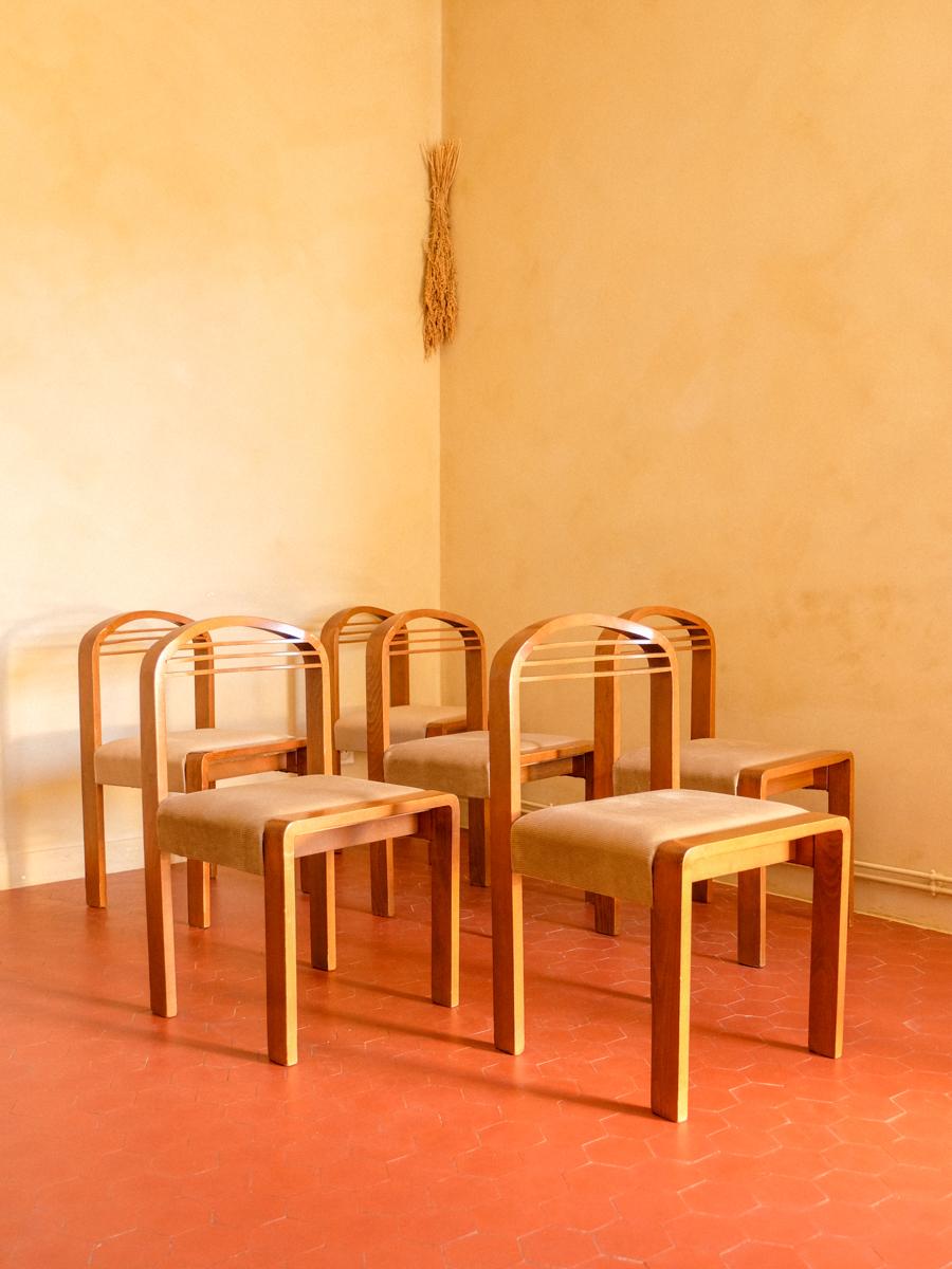 Set of six wooden chairs with a vintage greige corduroy, Italian production from the 60s, 40 x 40 x 75 cm.

The detail of the finger-jointed wood on the top of the seat, gives this set all of its cachet.