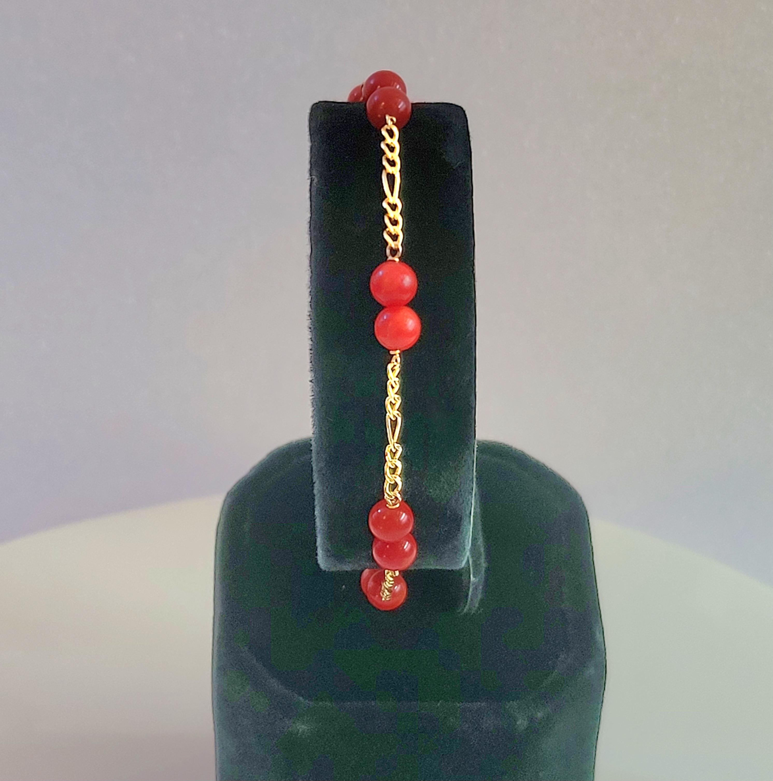 Bracelet de perles sans marque 
Matière : or jaune 14K
Perles rouges corail 4,8 mm
Longueur du bracelet 8.5''mm
Poids du bracelet 3.2gr 
Genre femmes
Condit neuf, jamais porté 
Prix de détail : 900