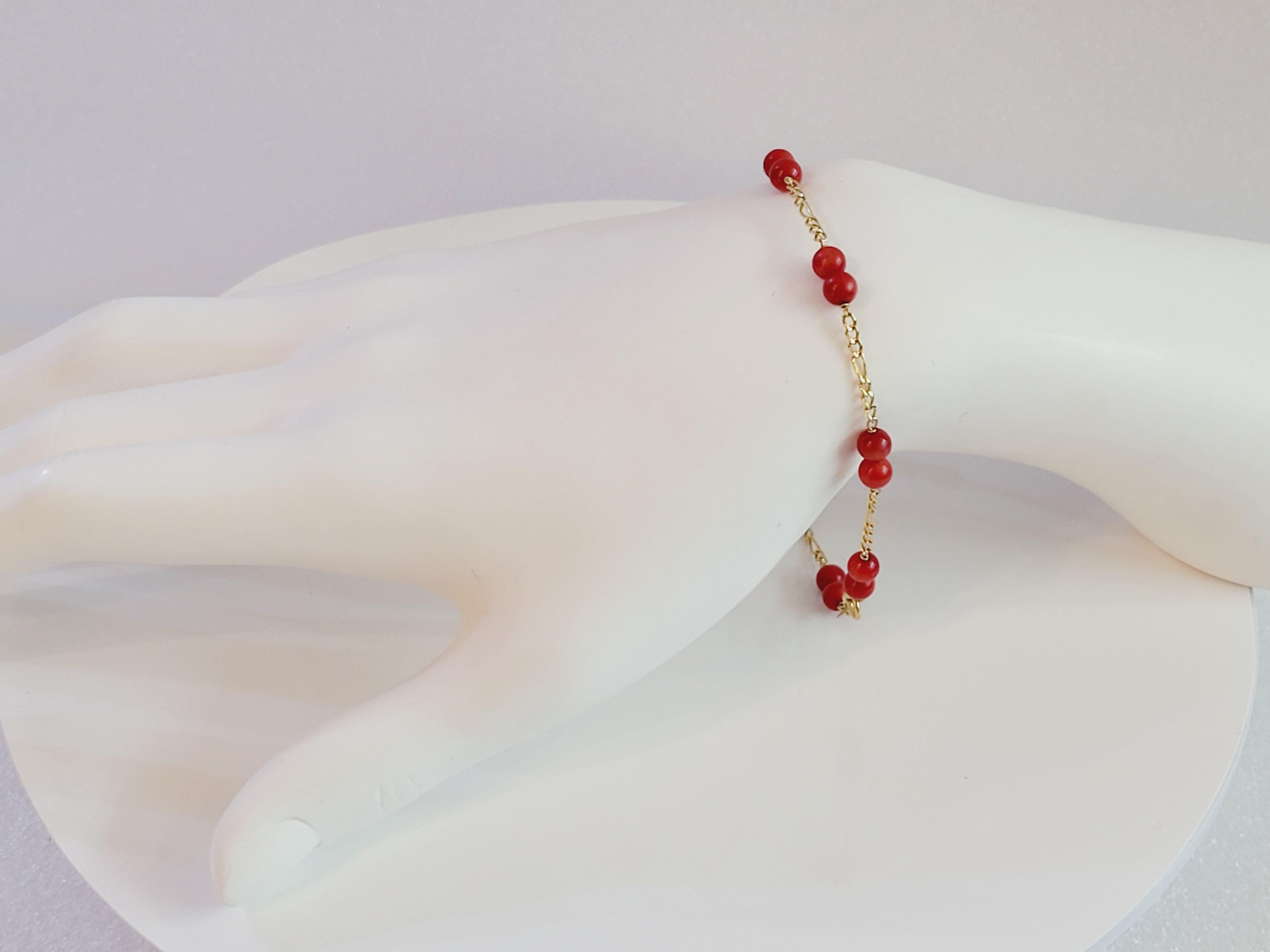 Bracelet femme en or jaune 14k avec seize perles de corail rouge Pour femmes en vente