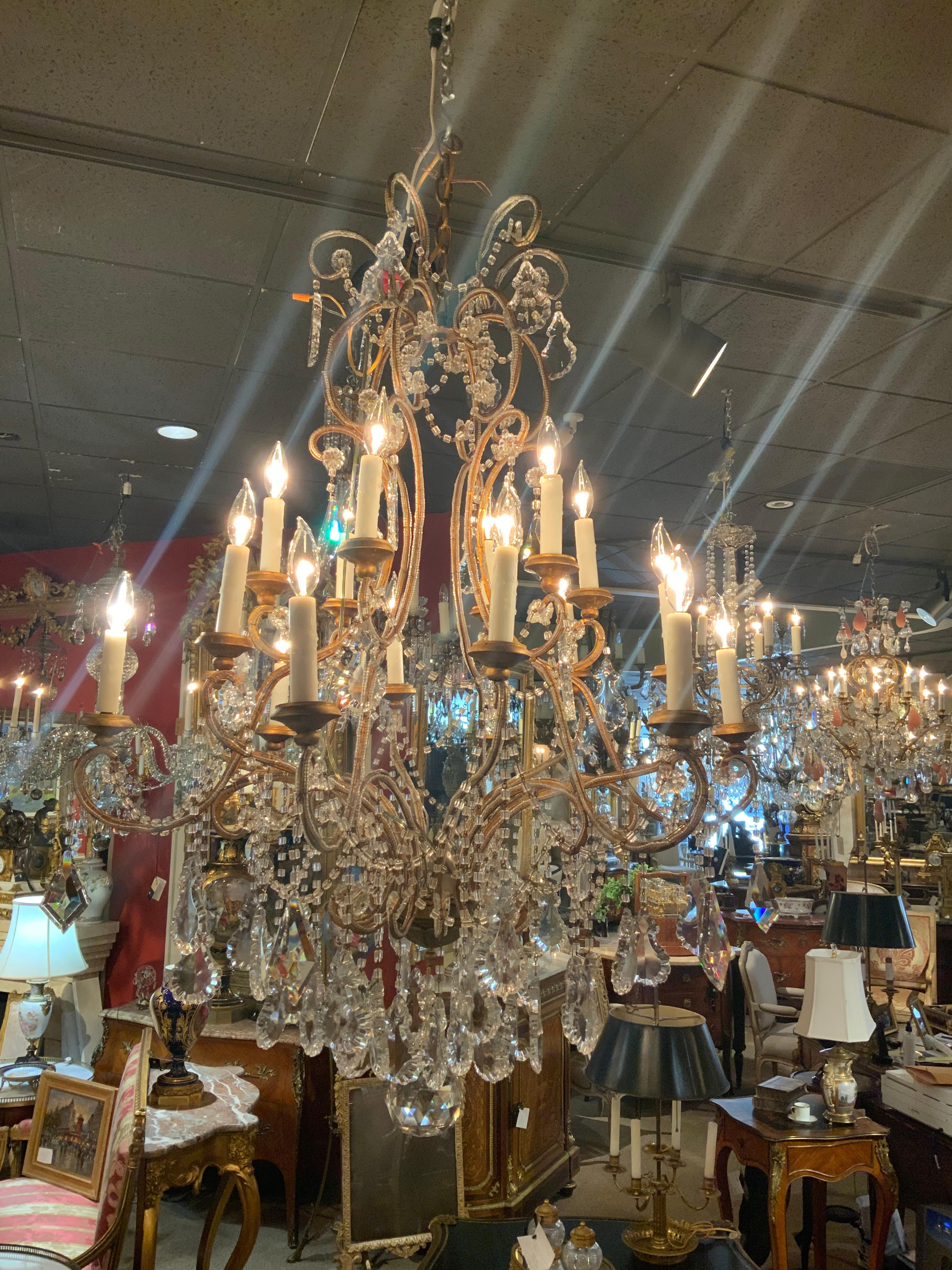 Lustre à seize lumières en métal doré et perlé en vente 2