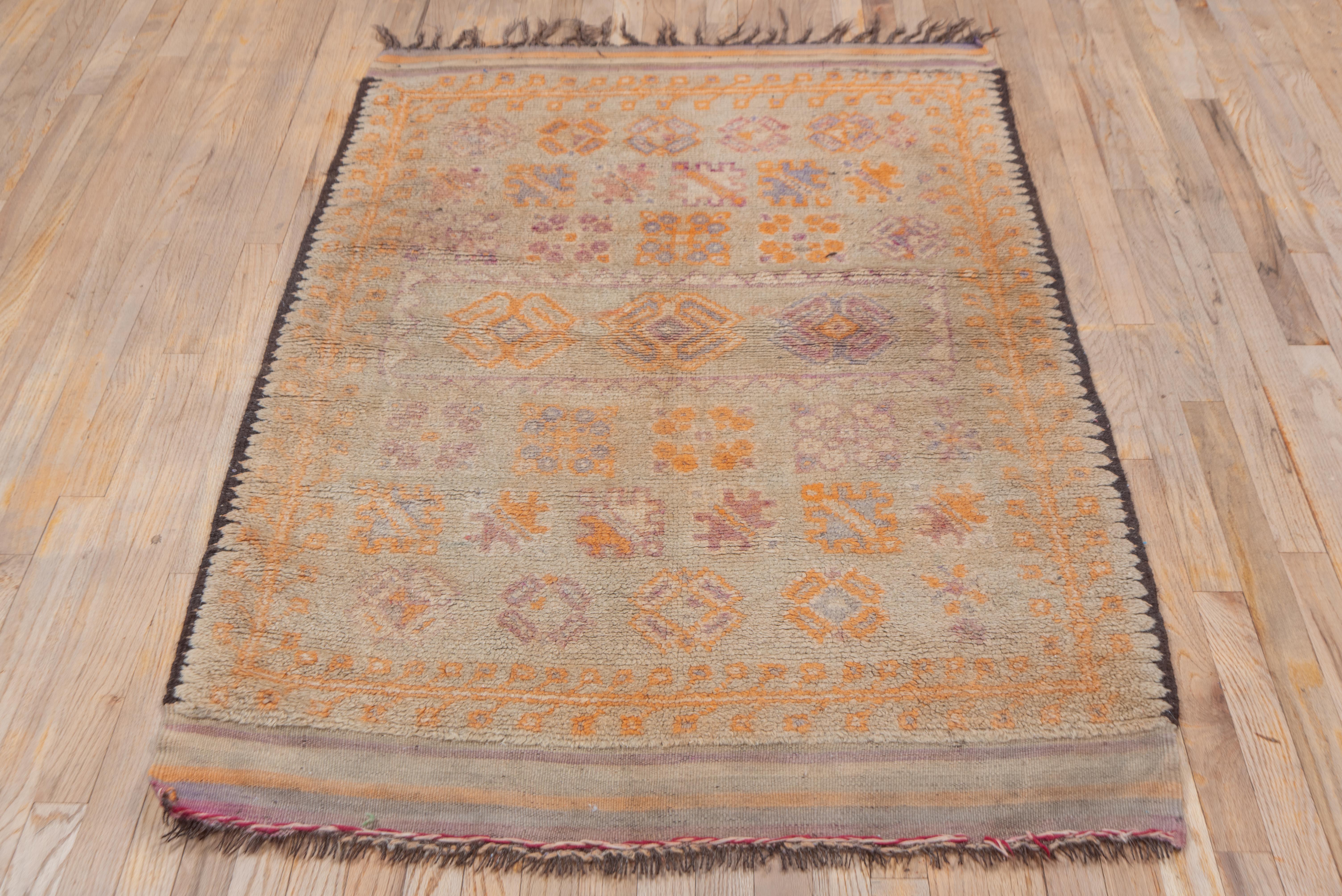 Parfait tapis marocain ancien en roses, violets, oranges et lignes/formes organiques avec 16 motifs