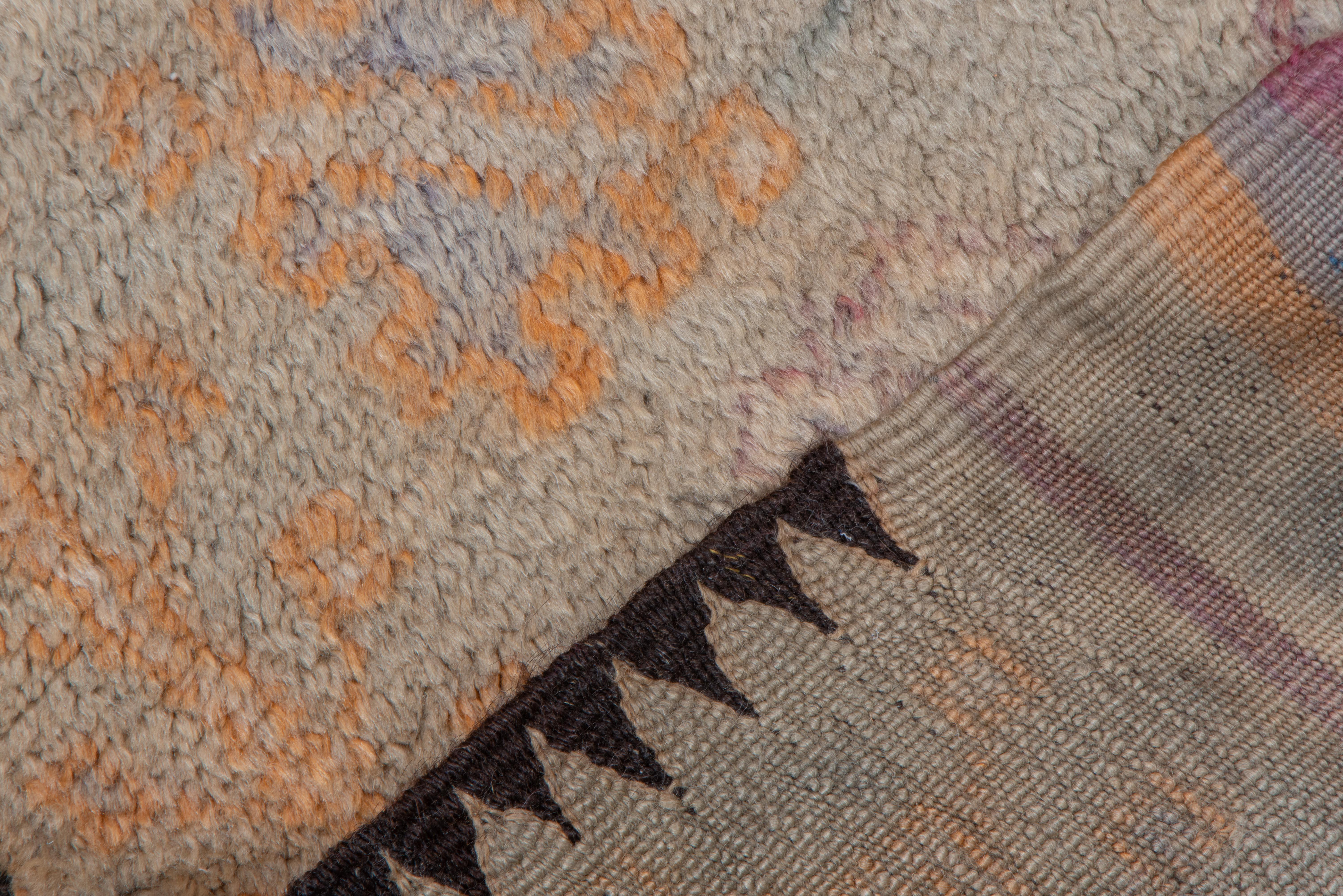 Tapis marocain à motif rose et orange Bon état - En vente à New York, NY