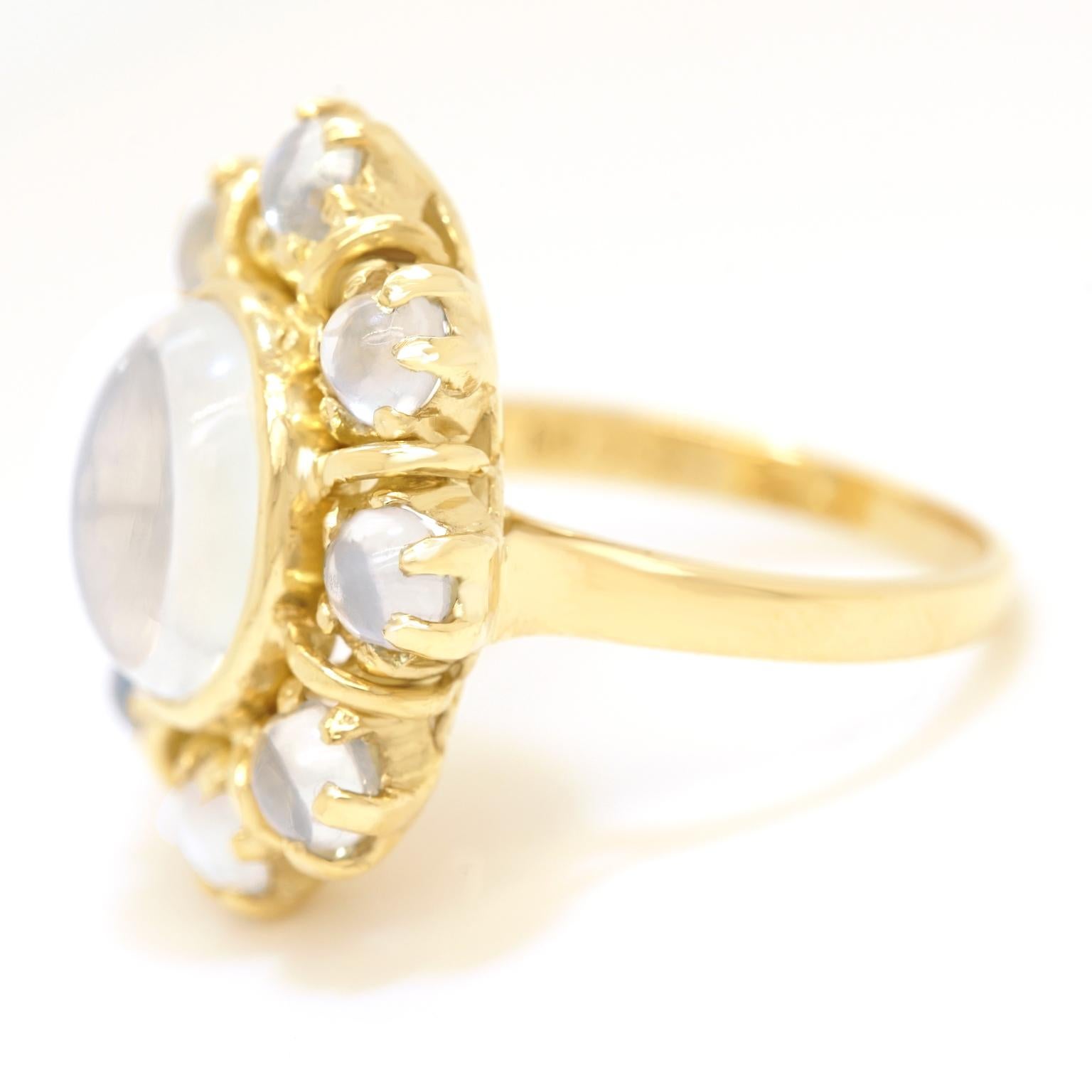1960s Chic Moonstone-Set Gold Ring In Excellent Condition In Litchfield, CT