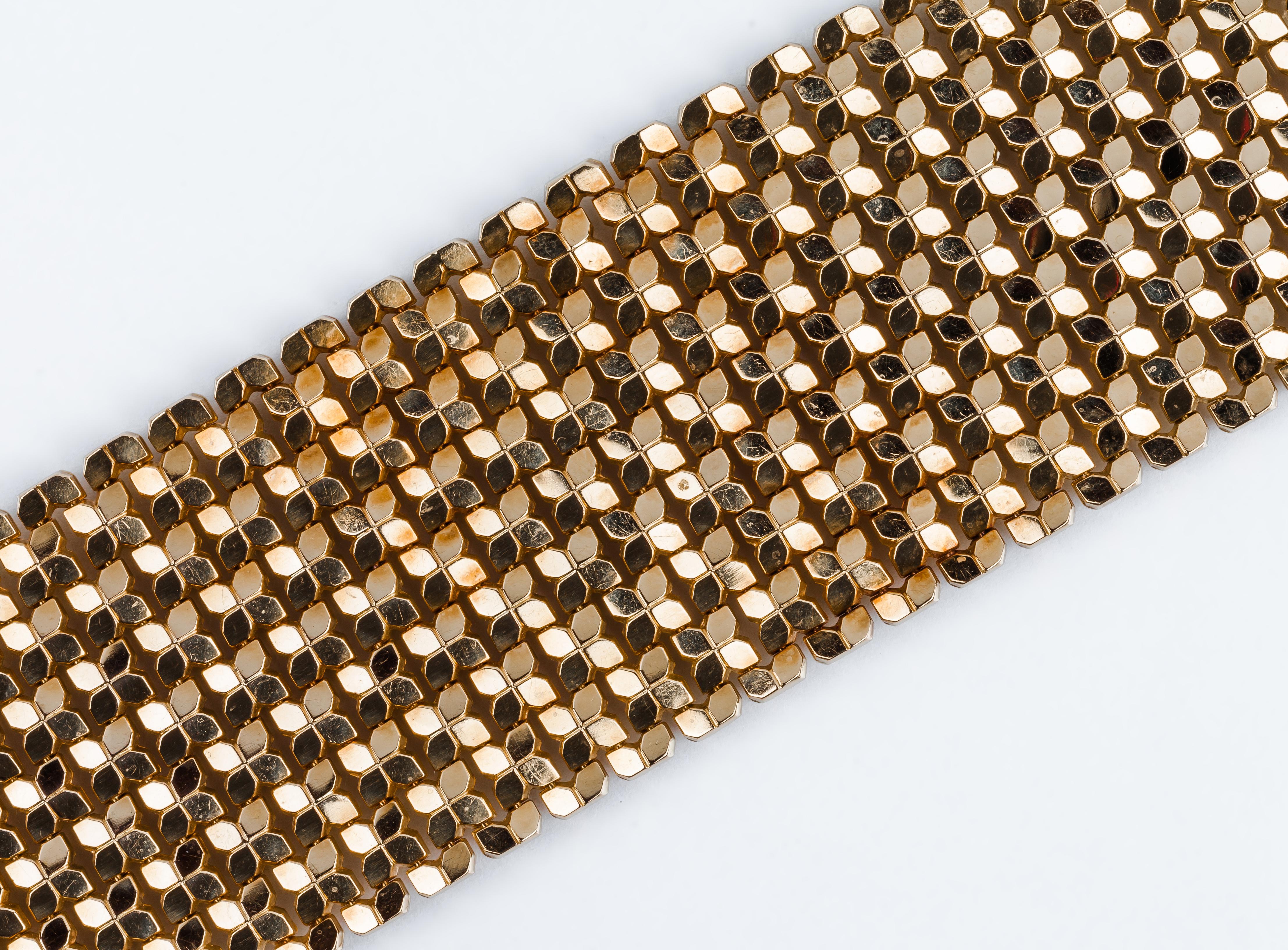 Magnificent Italian mesh bracelet in a solid jointed grid of yellow gold, from 1960s, with lines of small multifaced pieces.
Double safety lock
Contrast from Vicenza 3VI-FOB-750 

MATERIAL
◘ Weight 95 grams 
◘ Size 19x5,1 cm / 7.4x2 inches 

READY