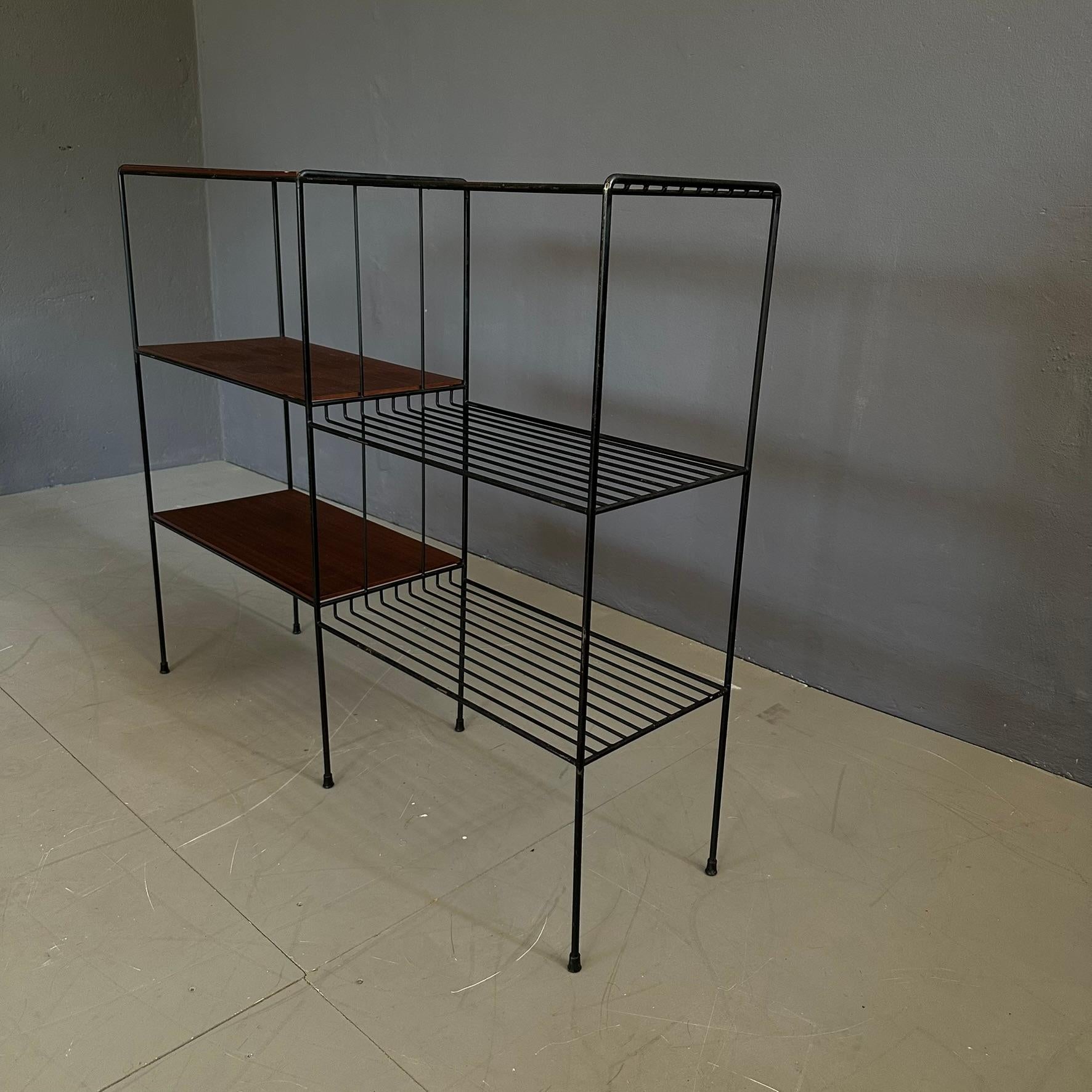 Mid-Century moderno Étagère italiano degli anni Sessanta,  Struttura in ferro verniciato nero e ripiani in legno in vendita