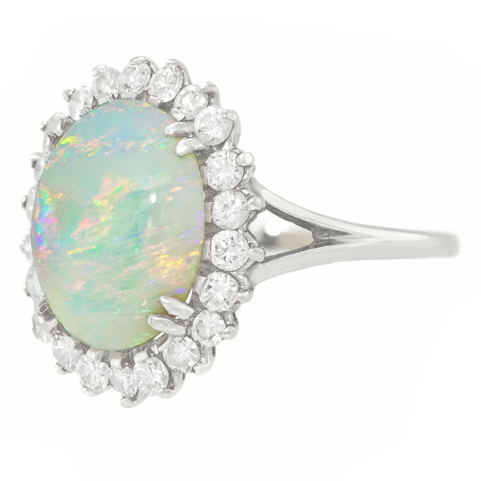 Goldring aus den sechziger Jahren mit Opal und Diamantbesatz (Ovalschliff) im Angebot