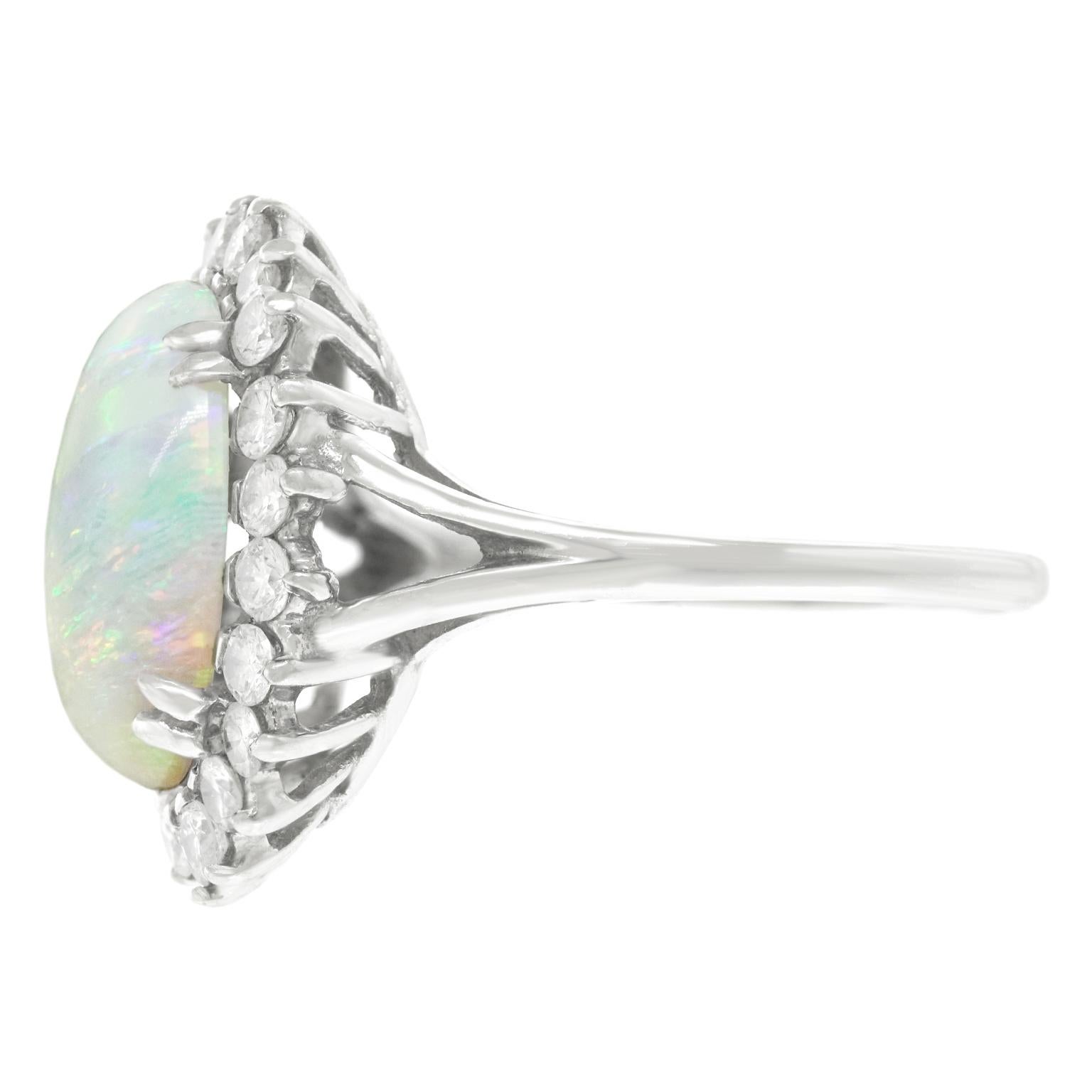 Goldring aus den sechziger Jahren mit Opal und Diamantbesatz im Angebot 2