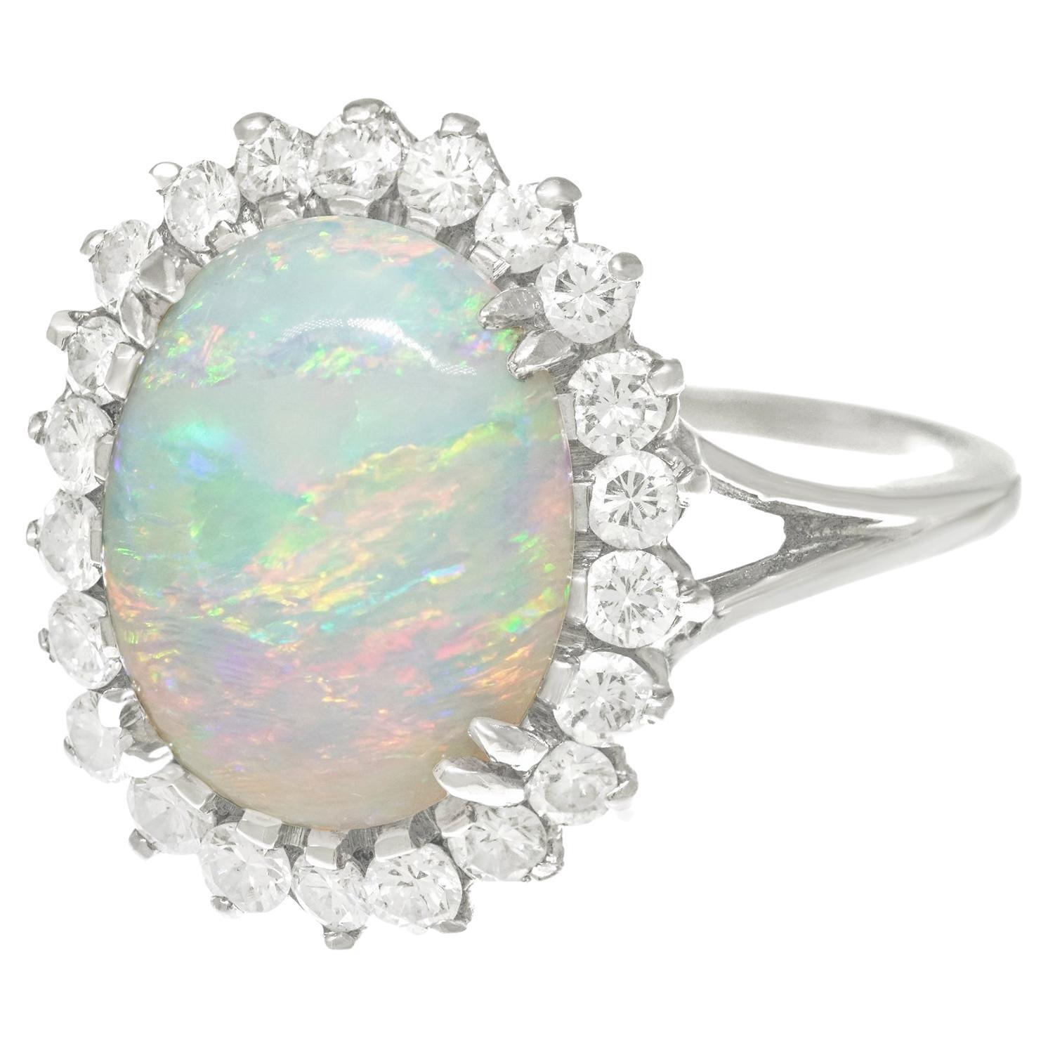 Goldring aus den sechziger Jahren mit Opal und Diamantbesatz im Angebot