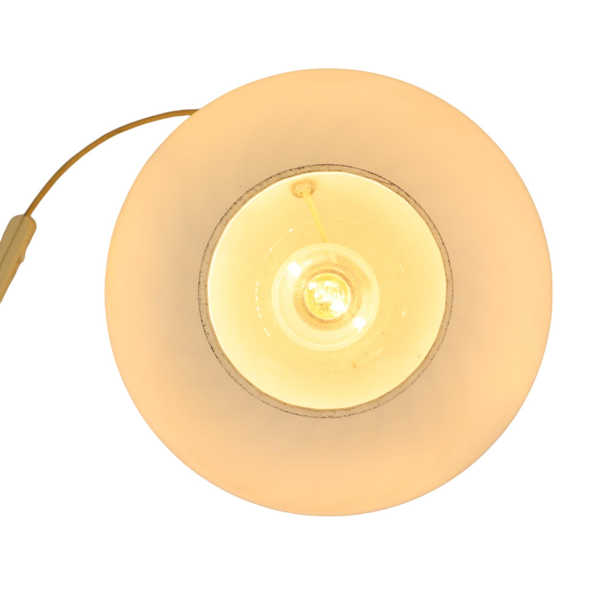 Magnifique lampe à poser en forme de champignon et de crapaud, entièrement dans le style Murano, avec les bandes diagonales typiques sur le verre, marquée W.S.B. à l'intérieur, années 1960.

Magnifique lampe design de l'ère spatiale en forme de