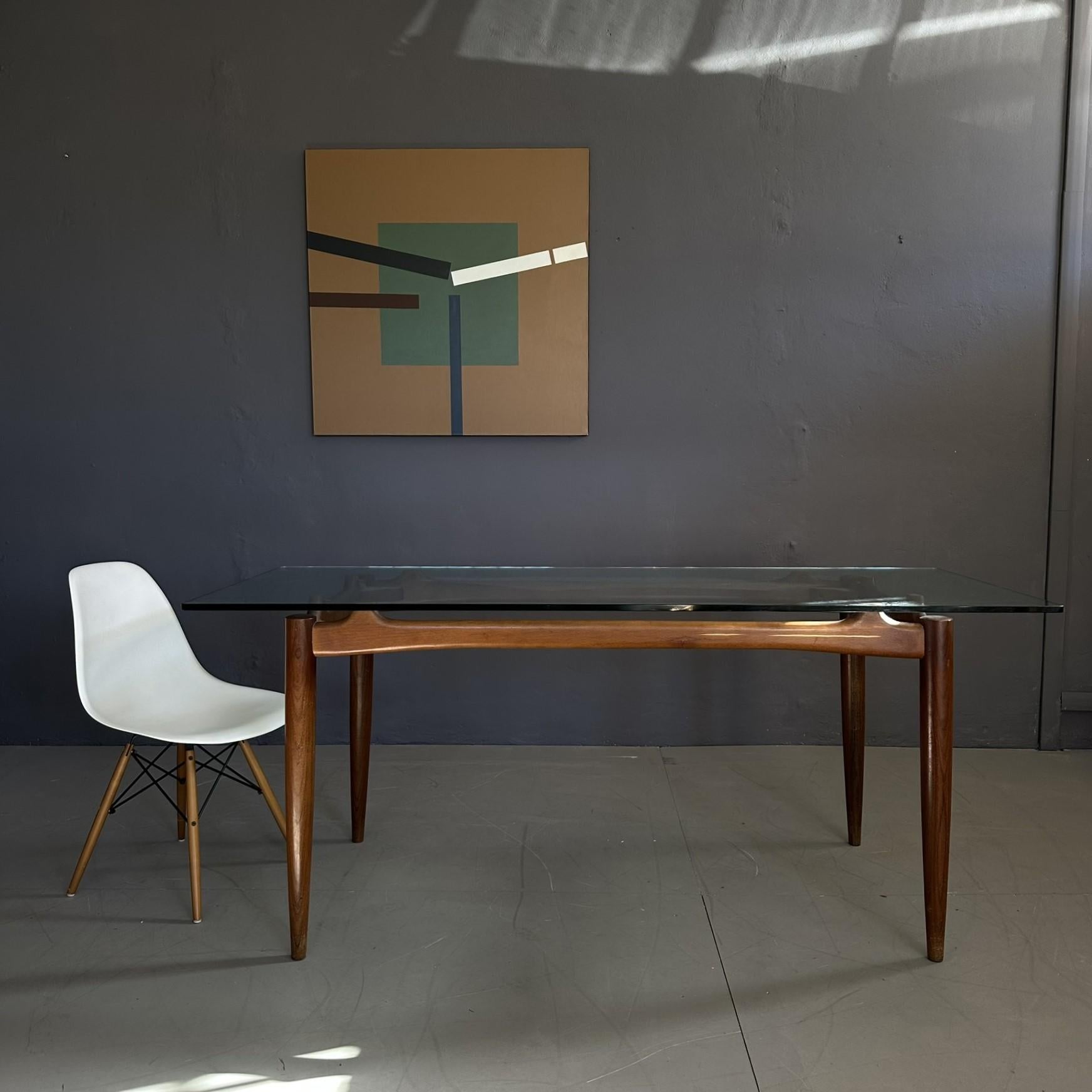Table des années soixante, fabrication italienne.
La table a un pied en bois avec un plateau rectangulaire en verre trempé aux coins arrondis, reposant.
Le plateau en verre chromé est amovible
Bon état