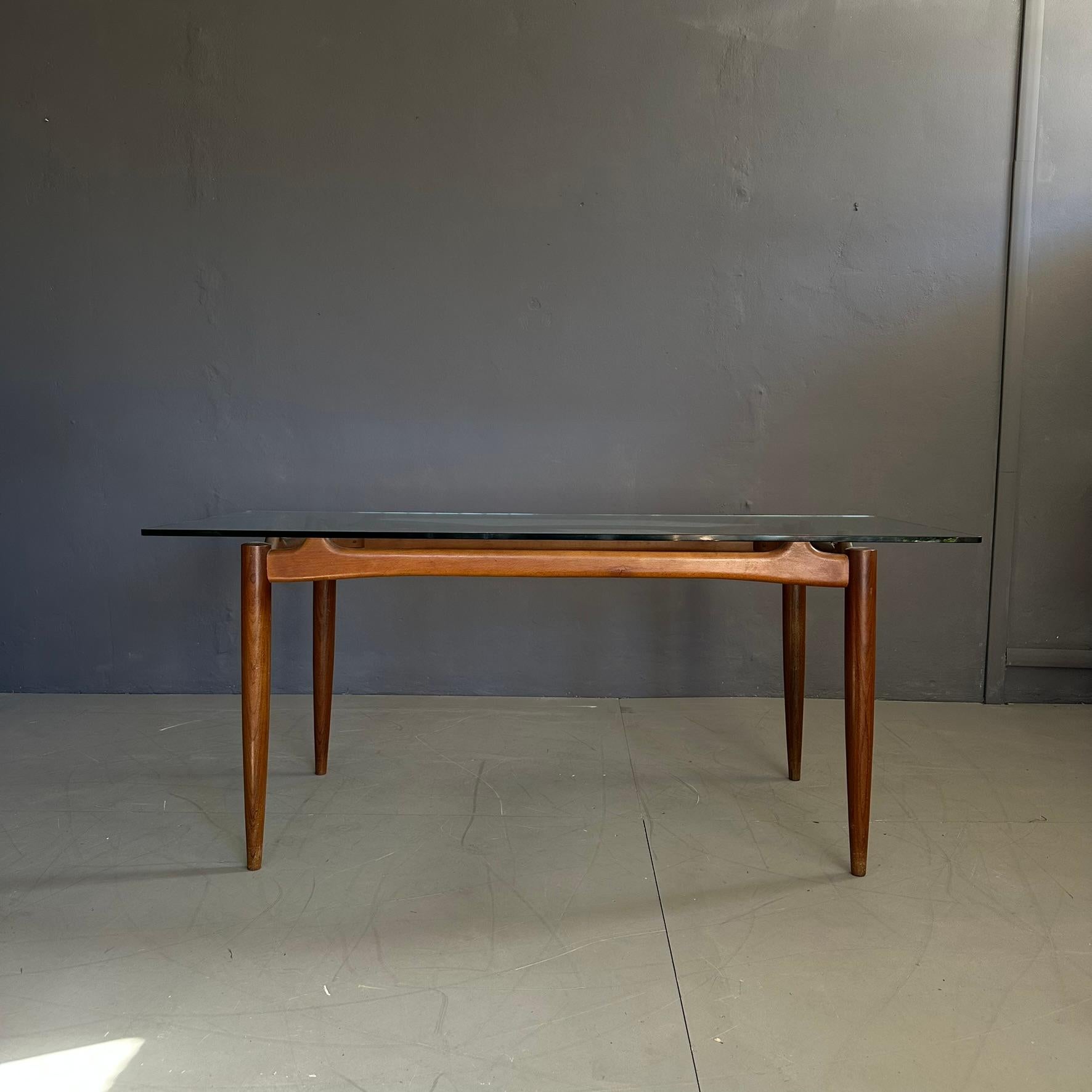 Mid-Century Modern Table des années 60, fabrication italienne, base en bois avec plateau en verre trempé en vente