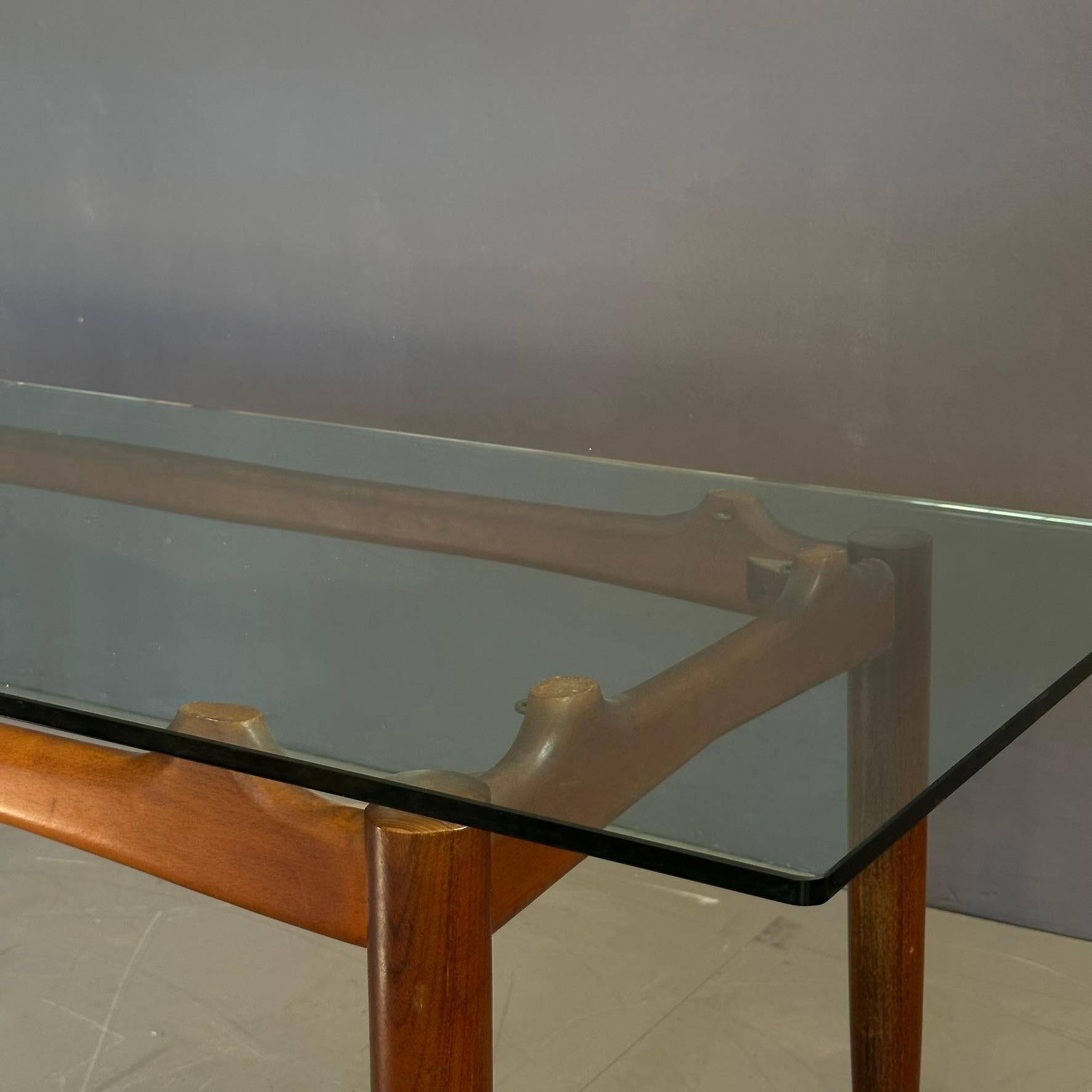 Table des années 60, fabrication italienne, base en bois avec plateau en verre trempé Bon état - En vente à Milan, IT