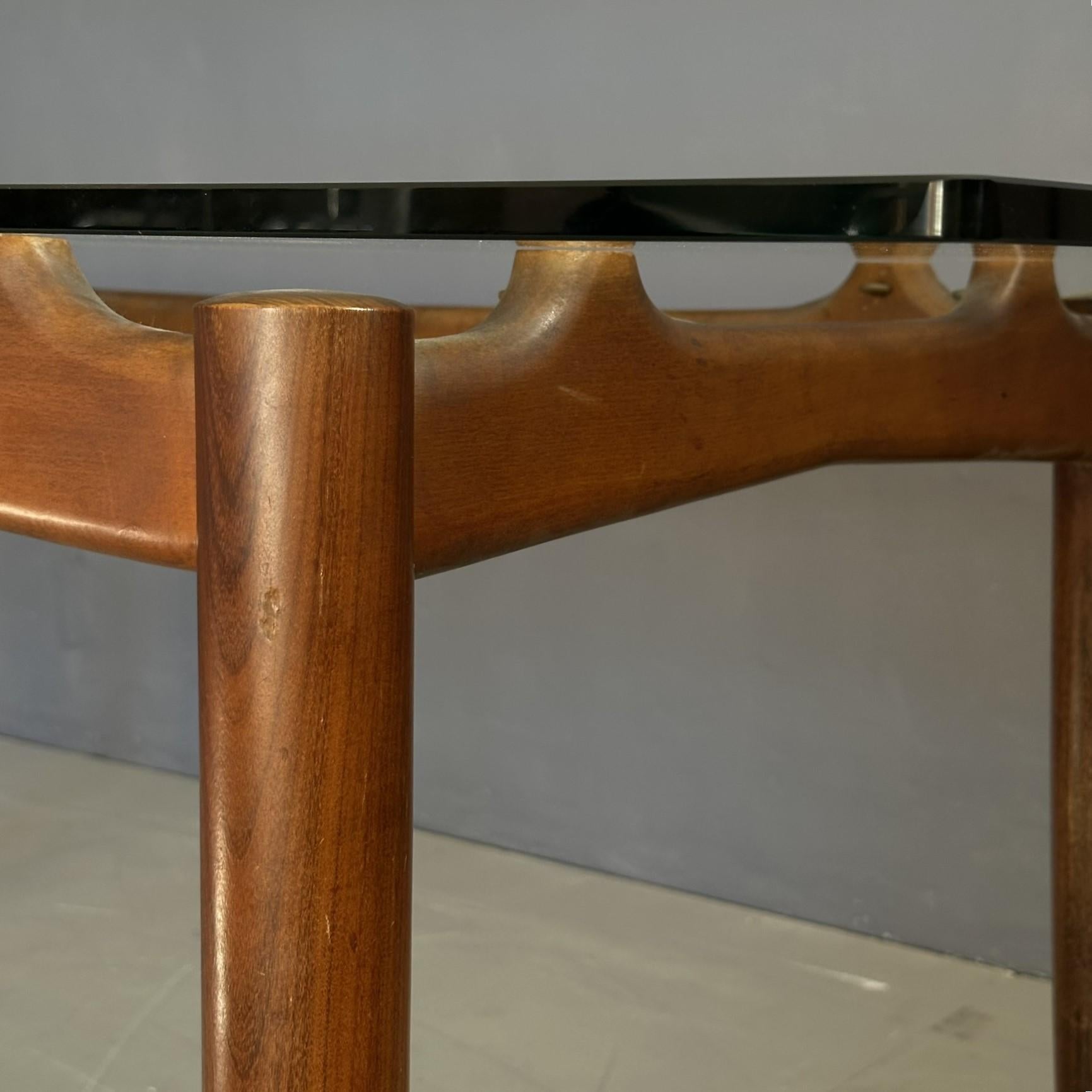 Milieu du XXe siècle Table des années 60, fabrication italienne, base en bois avec plateau en verre trempé en vente