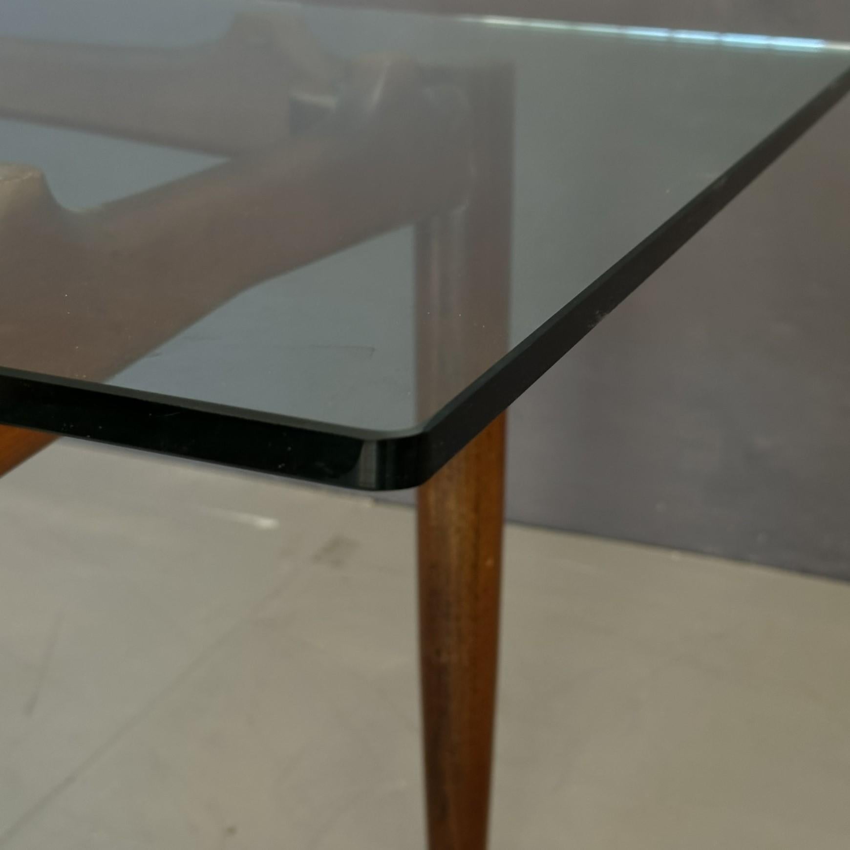 Verre Table des années 60, fabrication italienne, base en bois avec plateau en verre trempé en vente