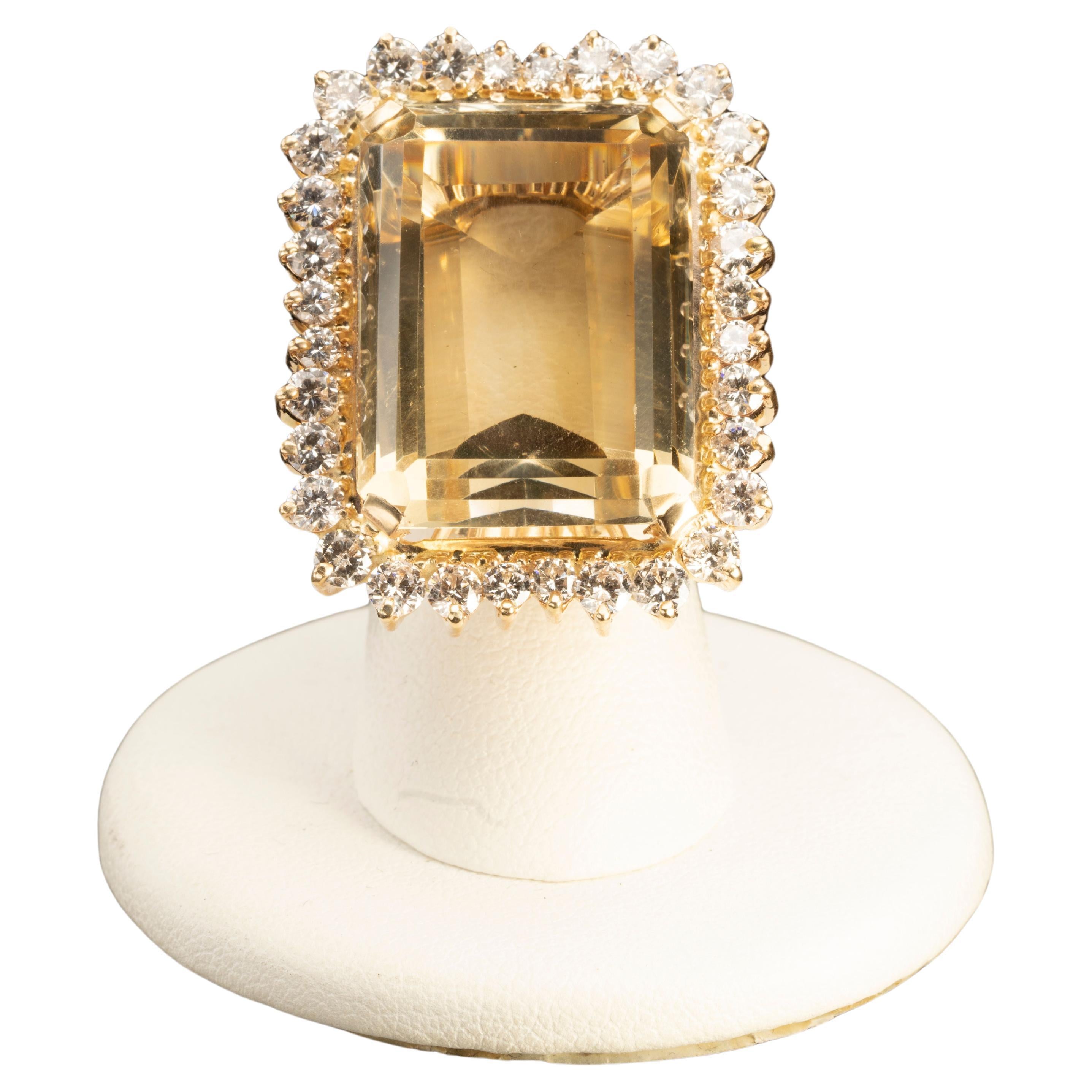 Bague cocktail en or 14 carats, citrine taille coussin de soixante carats et diamants blancs