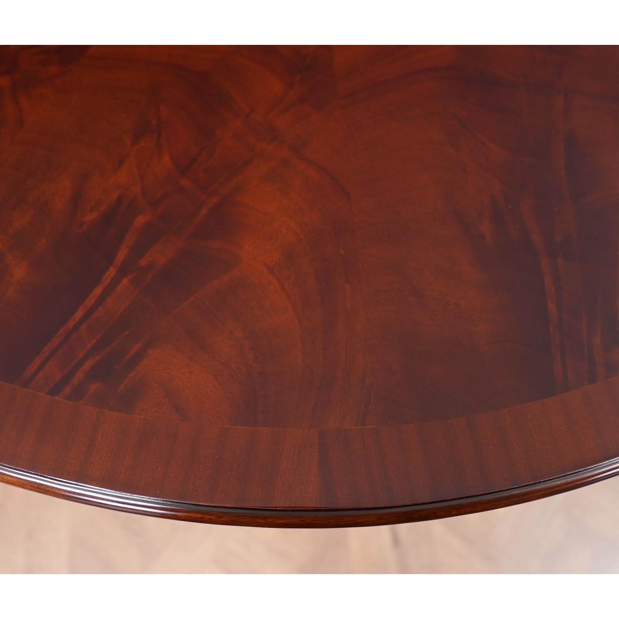 Sixty Inch Round Mahogany Dining Table (table à manger ronde en acajou) en vente 3