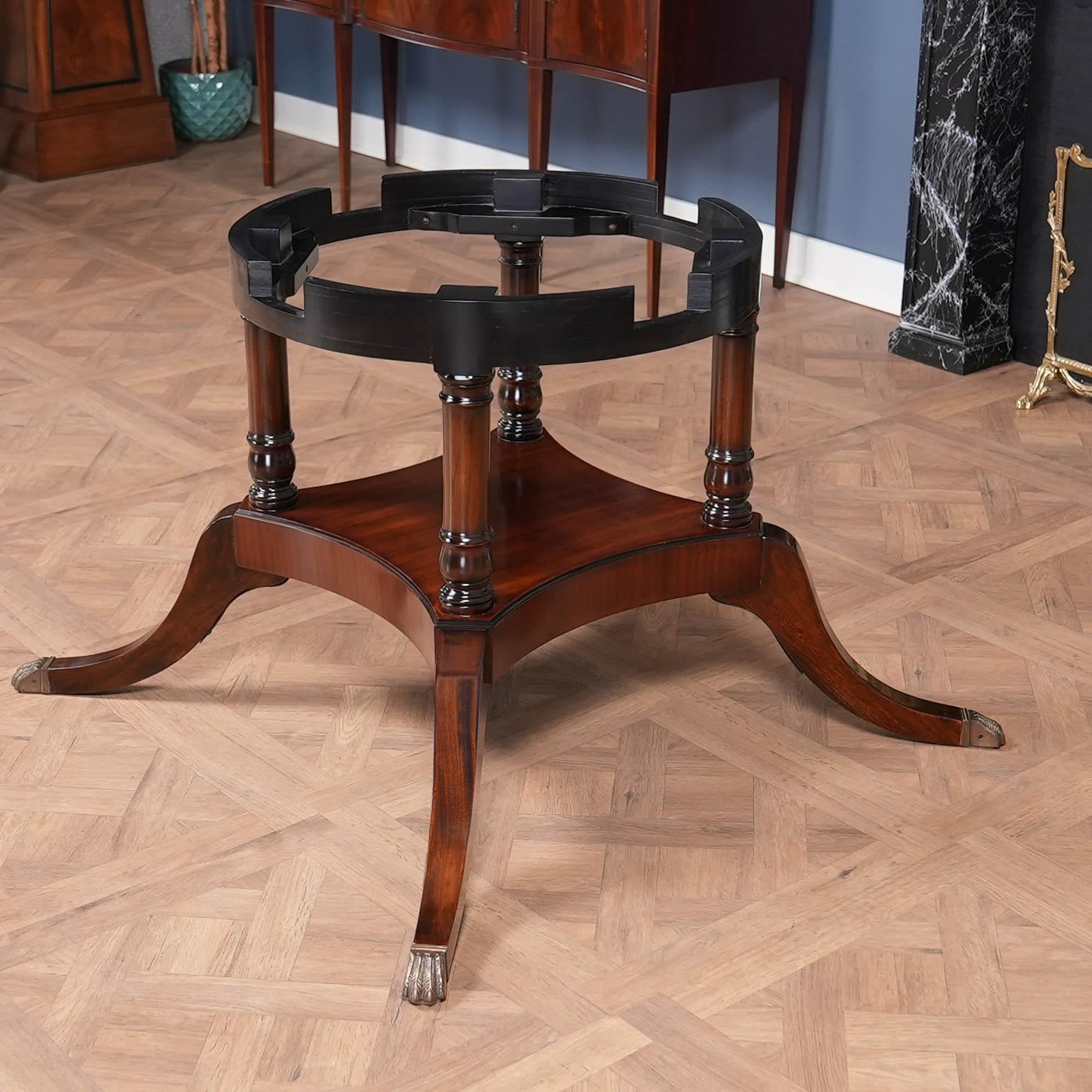 Acajou Sixty Inch Round Mahogany Dining Table (table à manger ronde en acajou) en vente