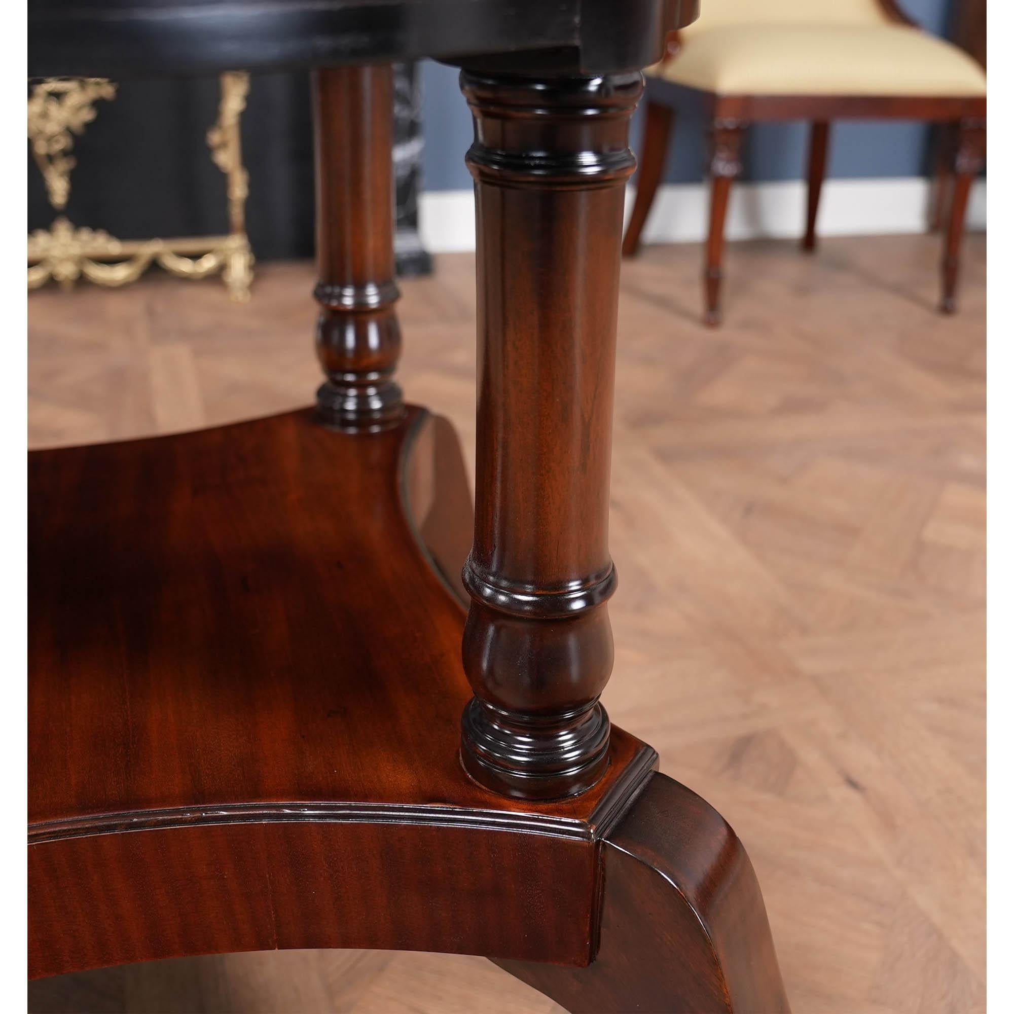 Sixty Inch Round Mahogany Dining Table (table à manger ronde en acajou) en vente 1
