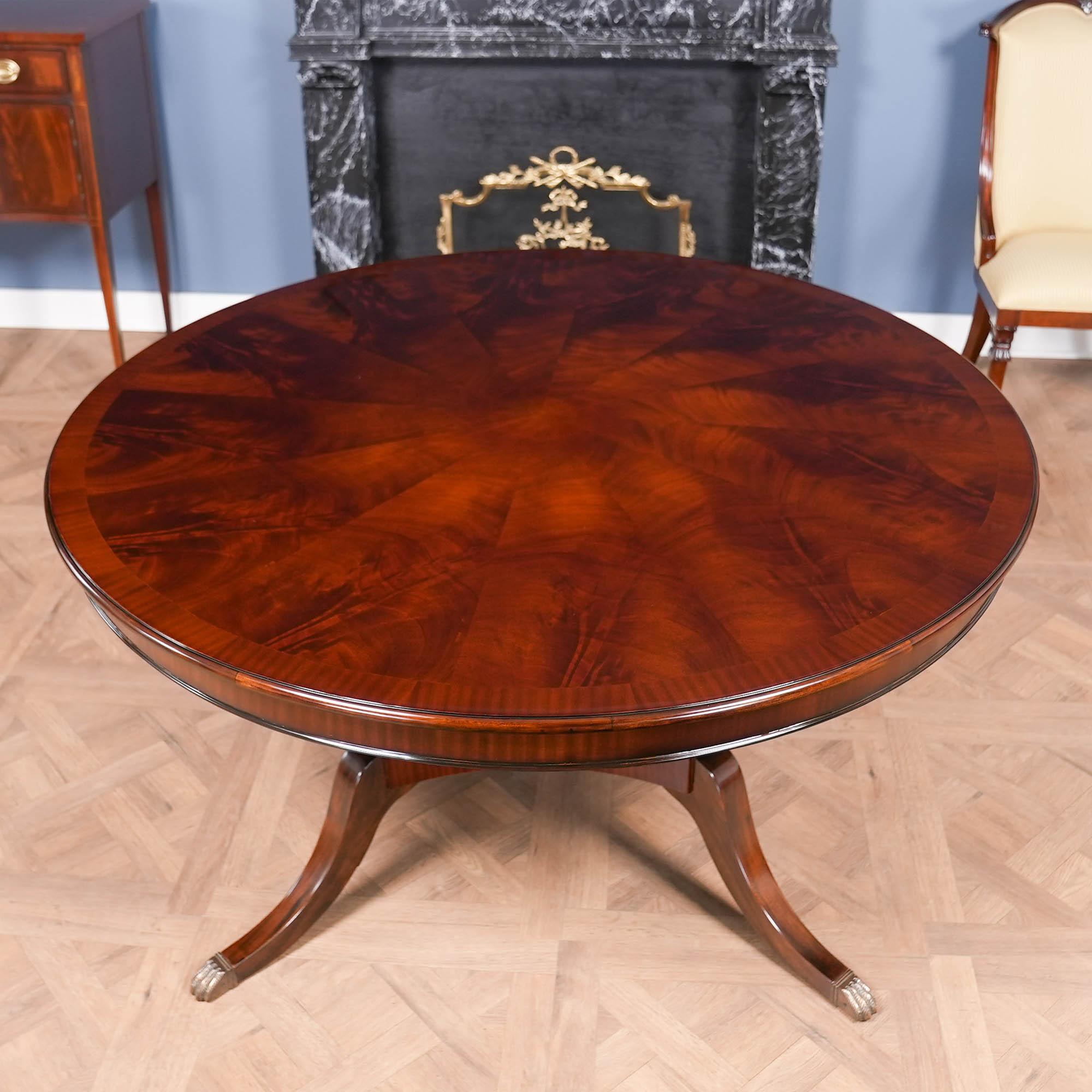 Sculpté à la main Sixty Inch Round Mahogany Dining Table (table à manger ronde en acajou) en vente