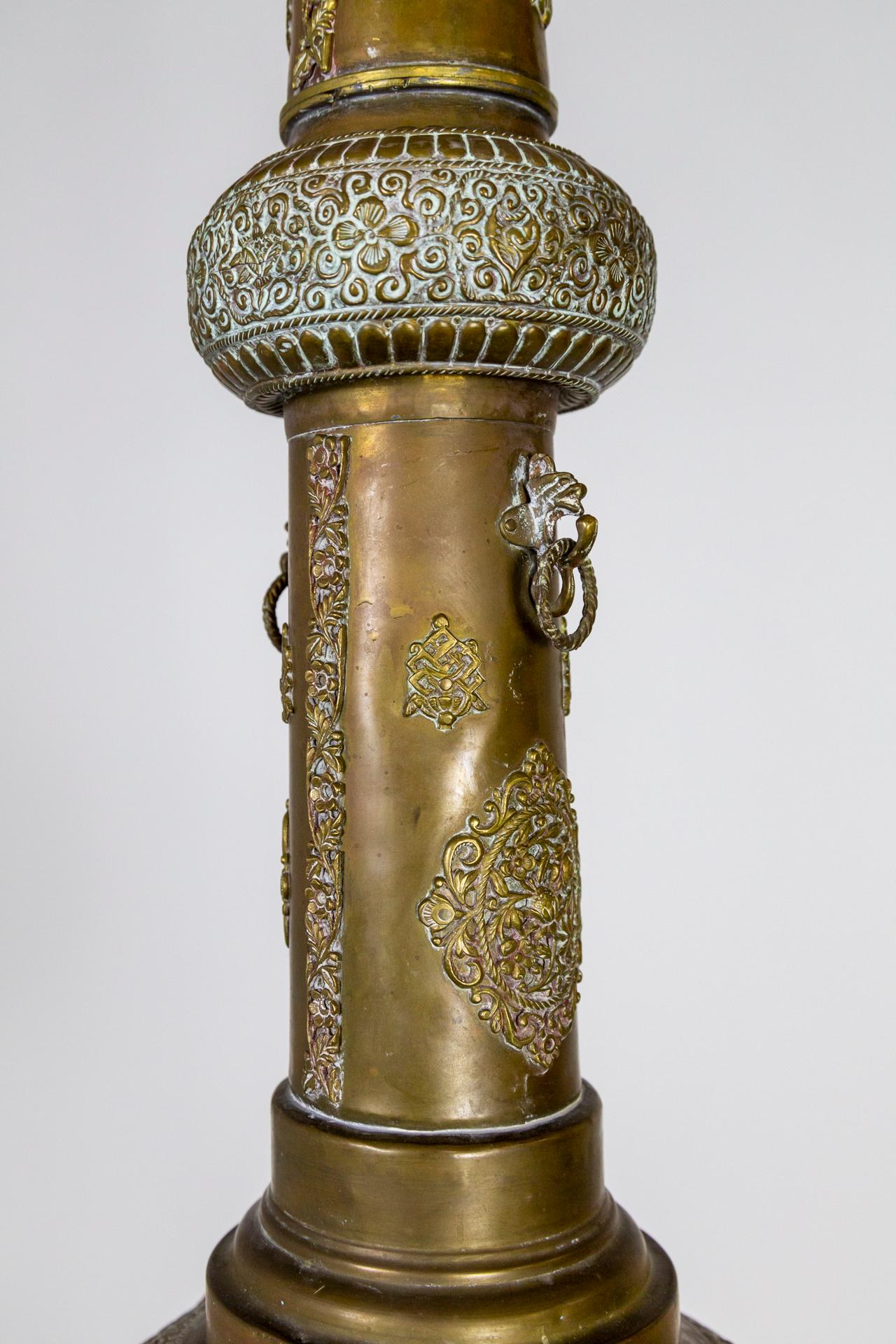 Début du 20ème siècle Lampe à suspension indienne allongée de grande taille en laiton percé en forme de pâte de Gulab en vente