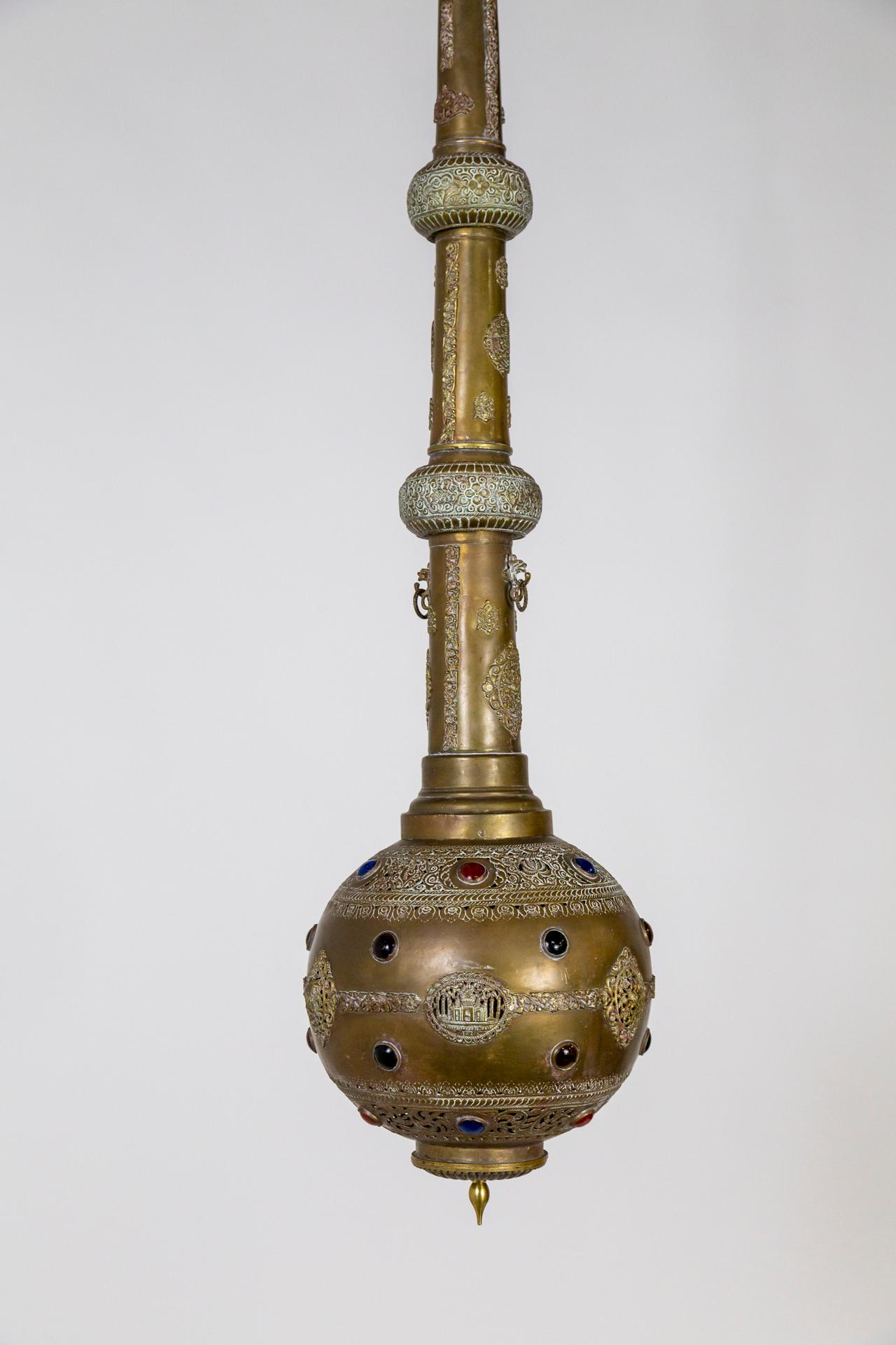 Laiton Lampe à suspension indienne allongée de grande taille en laiton percé en forme de pâte de Gulab en vente