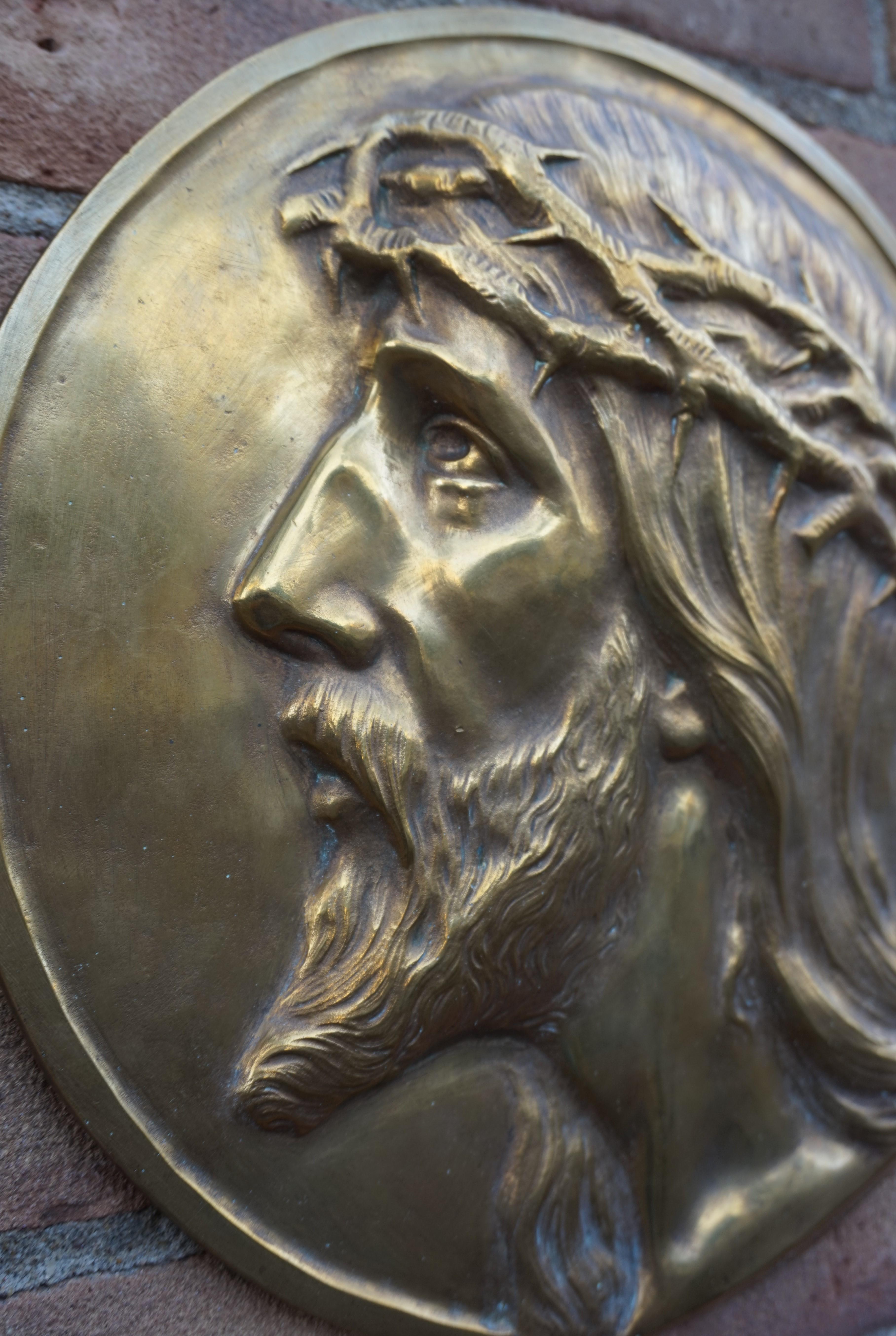 20ième siècle Paire de sculptures murales en bronze Jesus & Mary de Francis Corbeels en vente
