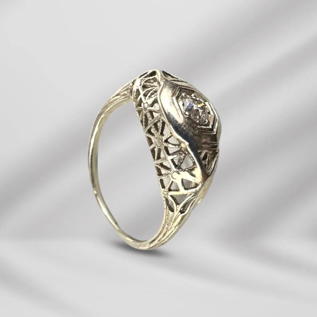 Taille 4.75 Bague antique en or blanc 14K avec diamant - Timeless Beauty for Women Bon état - En vente à Jacksonville, FL
