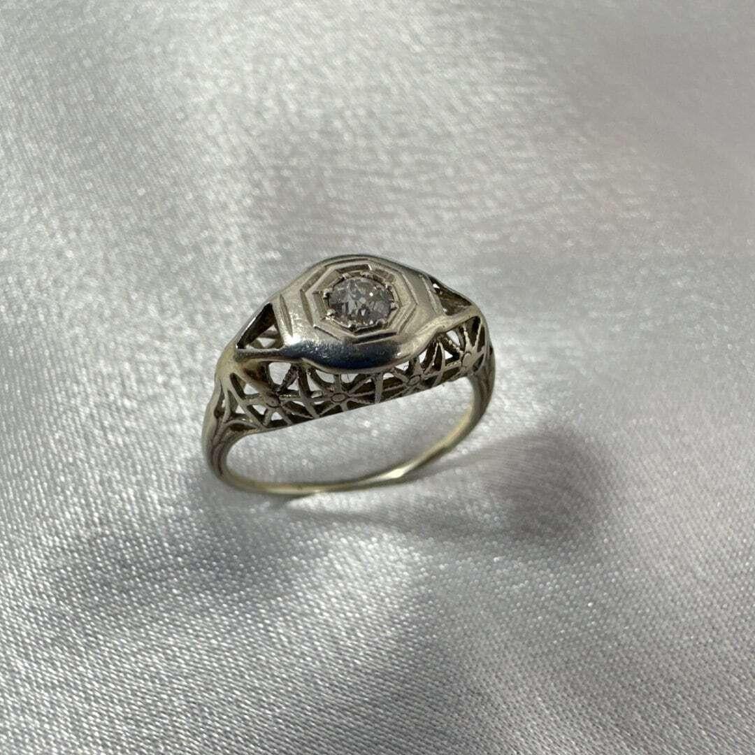 Taille 4.75 Bague antique en or blanc 14K avec diamant - Timeless Beauty for Women Pour femmes en vente