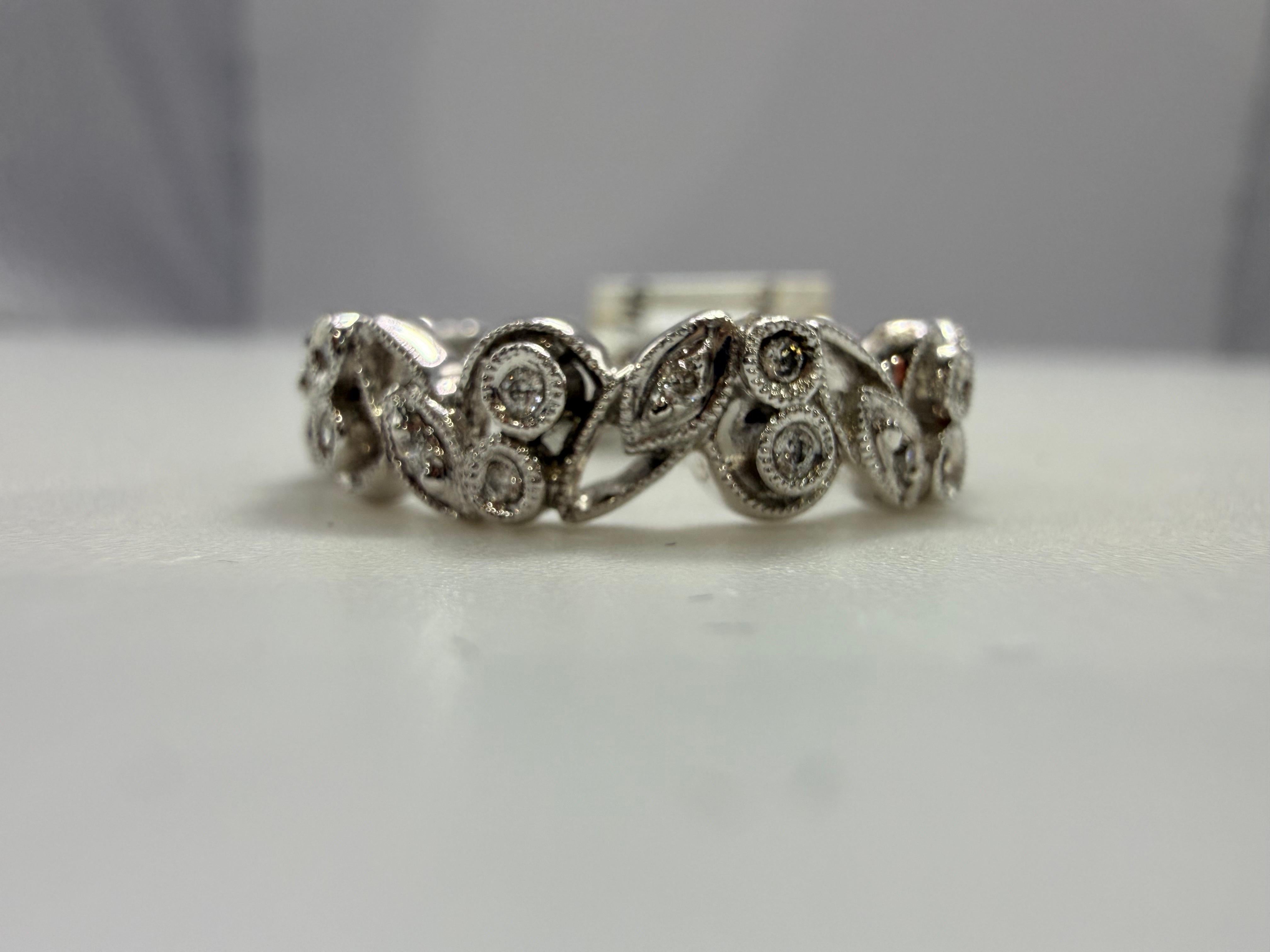 Anello eternità con diamante non ridimensionabile misura 5, realizzato in oro 14KT con 0,18 carati di diamanti e design floreale.

**Tutti gli oggetti lasciano la nostra sede con un certificato a nome dell'acquirente, politica aziendale! Questo