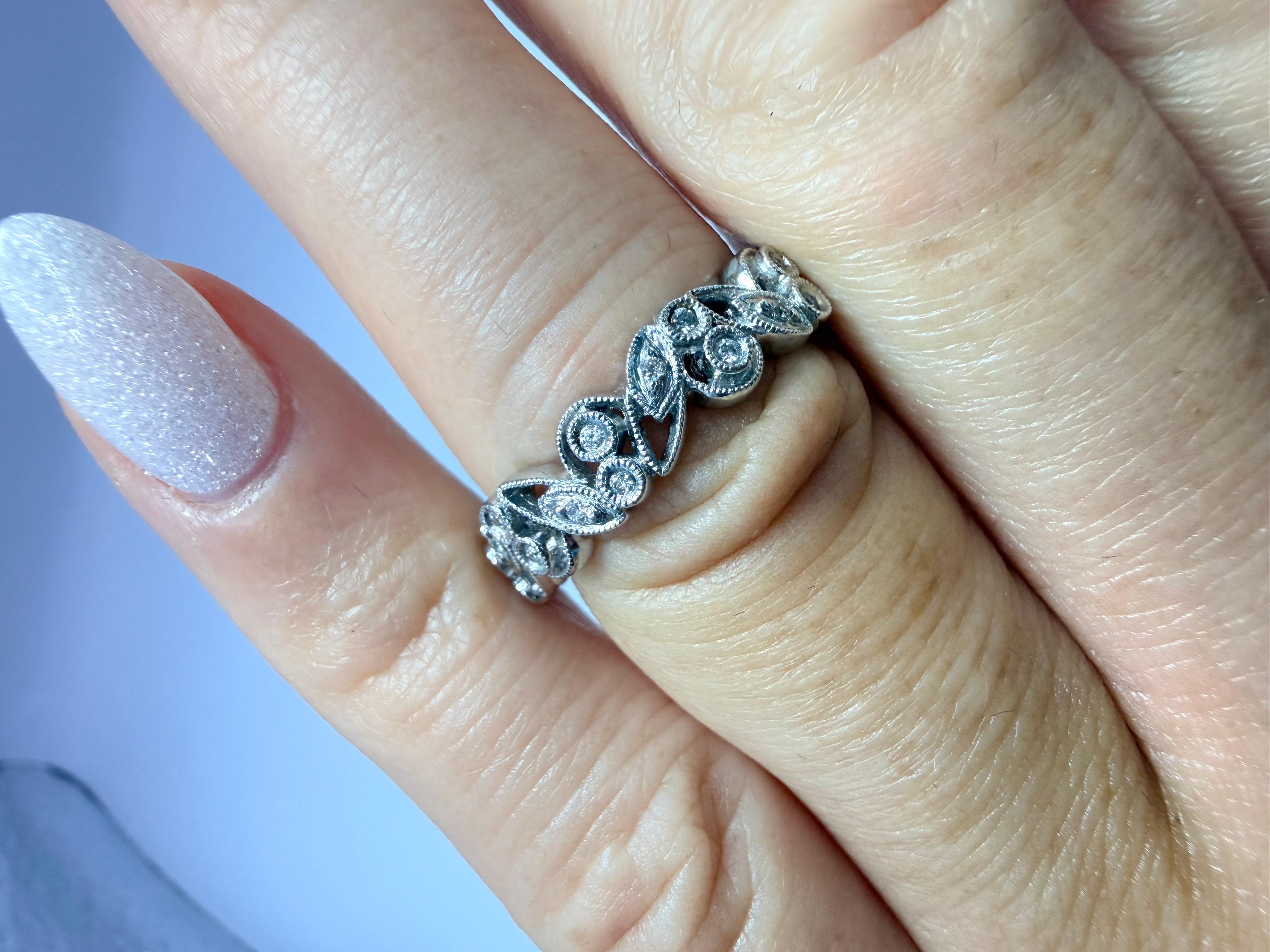 Fascia nuziale dell'eternità misura 5 Anello con diamante in oro 14KT 0,18ct In condizioni Nuovo in vendita a Boca Raton, FL