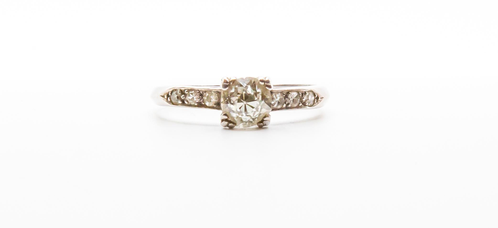 Art Deco Size 5 White Gold Elegant Antique Ring for Women with Real Diamond Accents For Sale