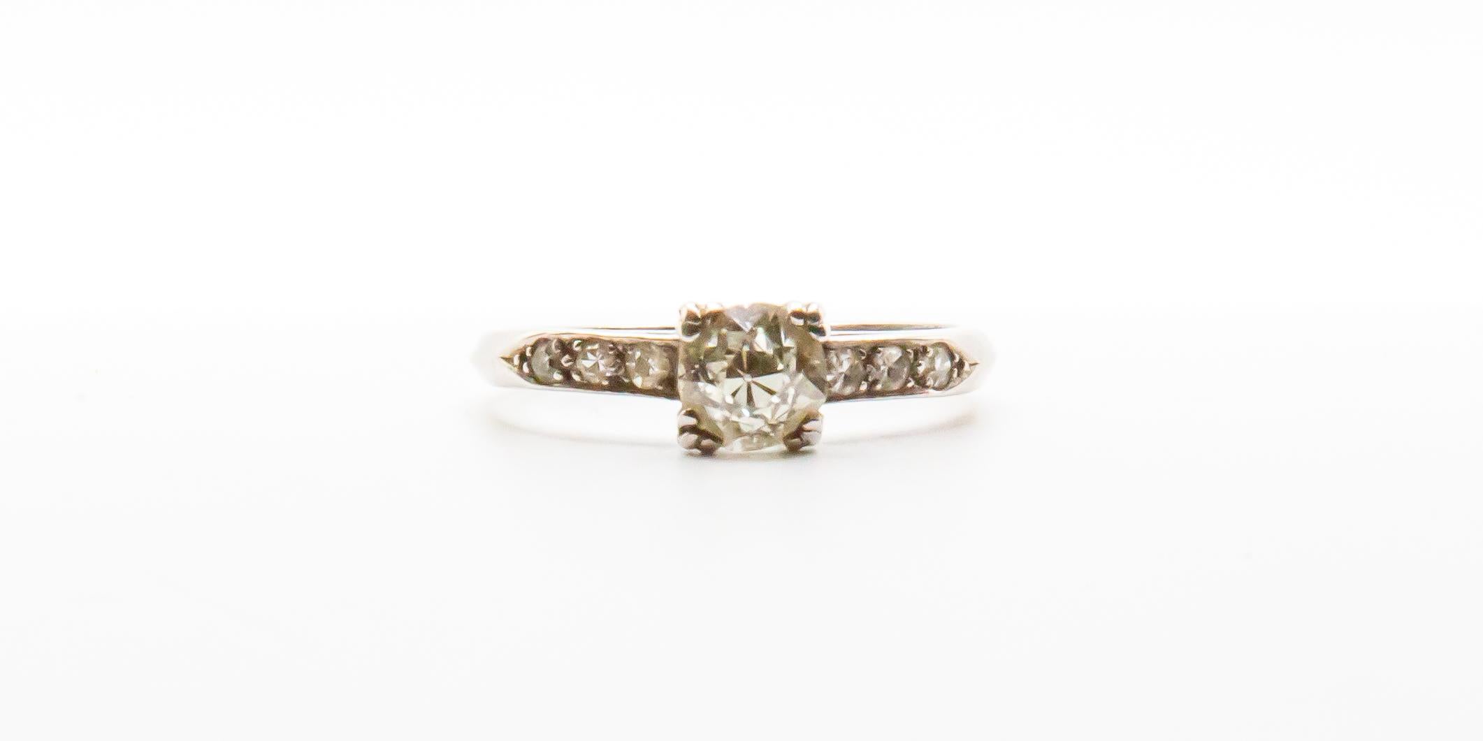 Round Cut Size 5 White Gold Elegant Antique Ring for Women with Real Diamond Accents For Sale