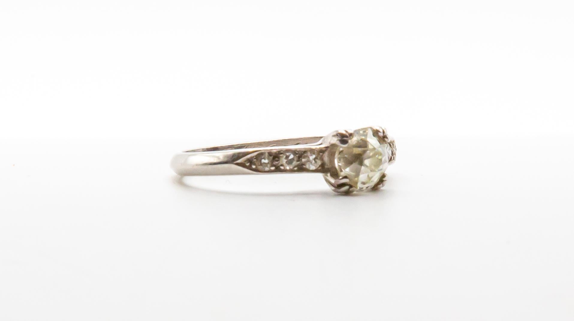 Women's Size 5 White Gold Elegant Antique Ring for Women with Real Diamond Accents For Sale