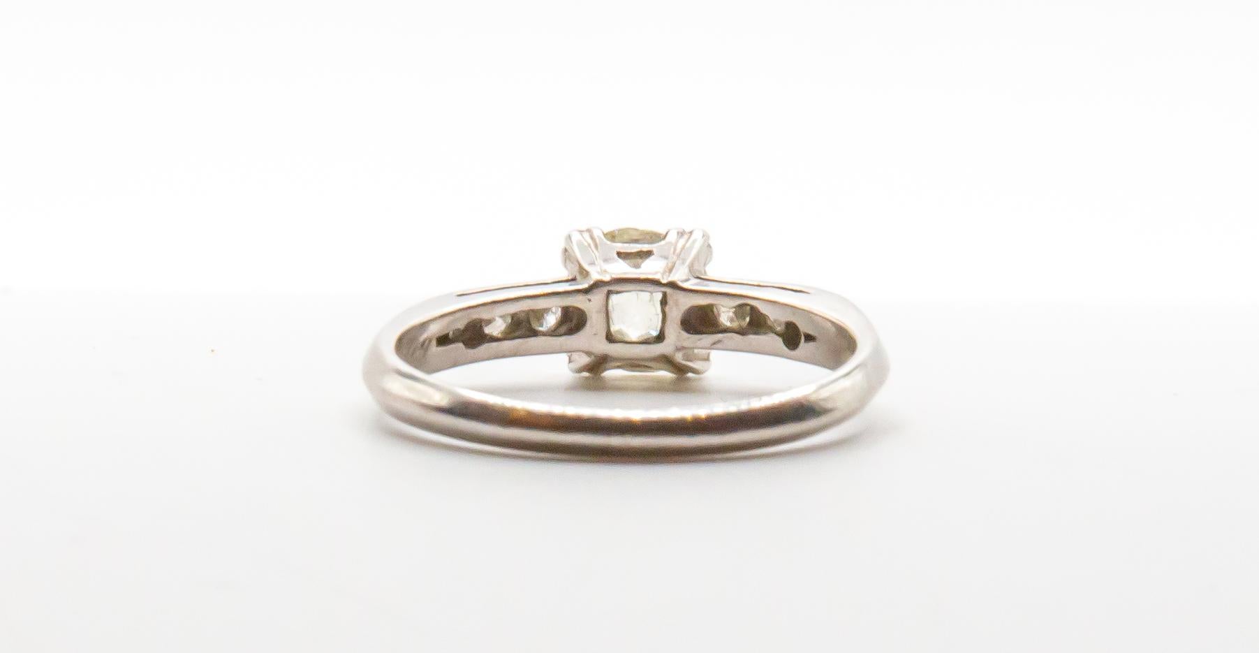 Size 5 White Gold Elegant Antique Ring for Women with Real Diamond Accents For Sale 1