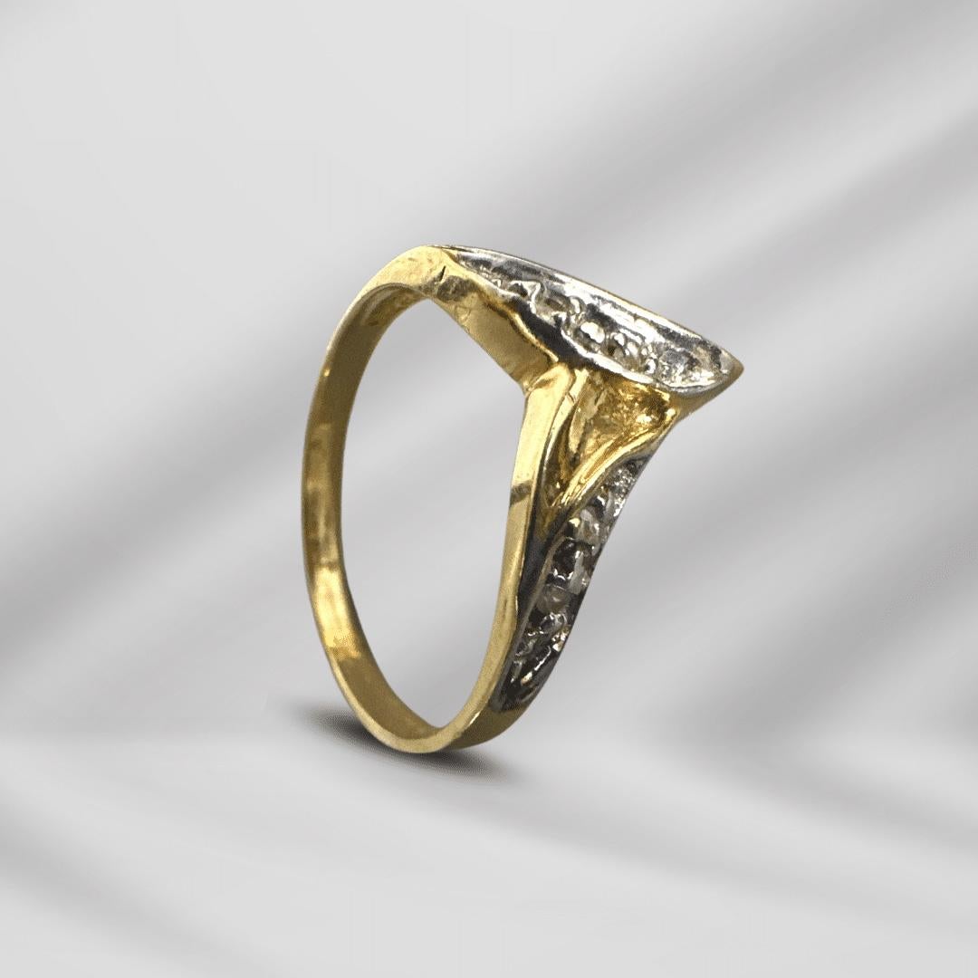 Voici la bague de cœur en or jaune 14K de taille 6, symbole d'amour et d'élégance. Fabriquée avec des détails exquis, cette bague allie la chaleur de l'or jaune à la beauté délicate des accents d'or blanc et des minuscules diamants, créant ainsi une