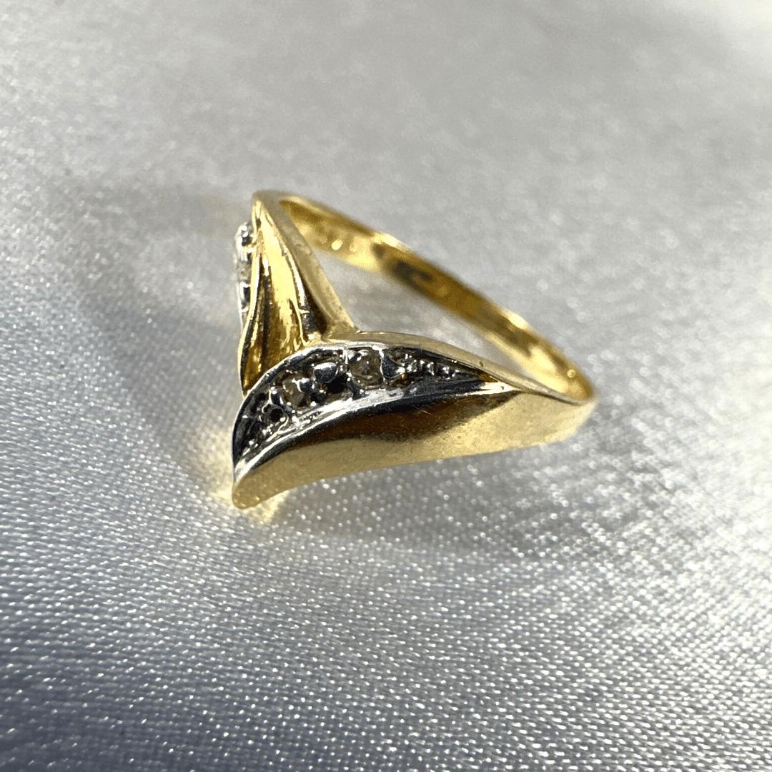 Taille ronde Bague cœur en or jaune 14 carats avec accents en or blanc et de minuscules diamants taille 6 en vente