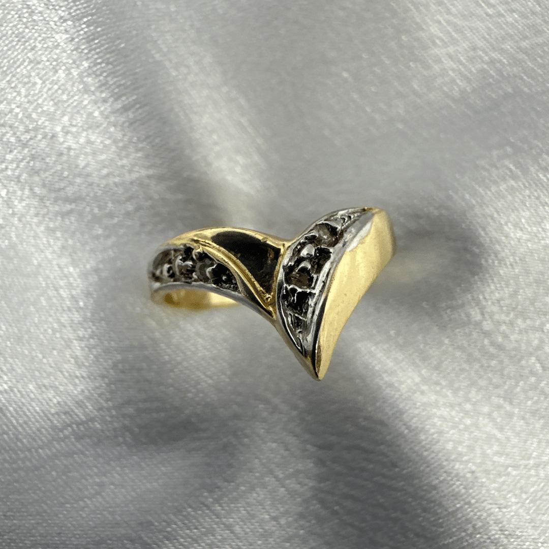 Bague cœur en or jaune 14 carats avec accents en or blanc et de minuscules diamants taille 6 Bon état - En vente à Jacksonville, FL