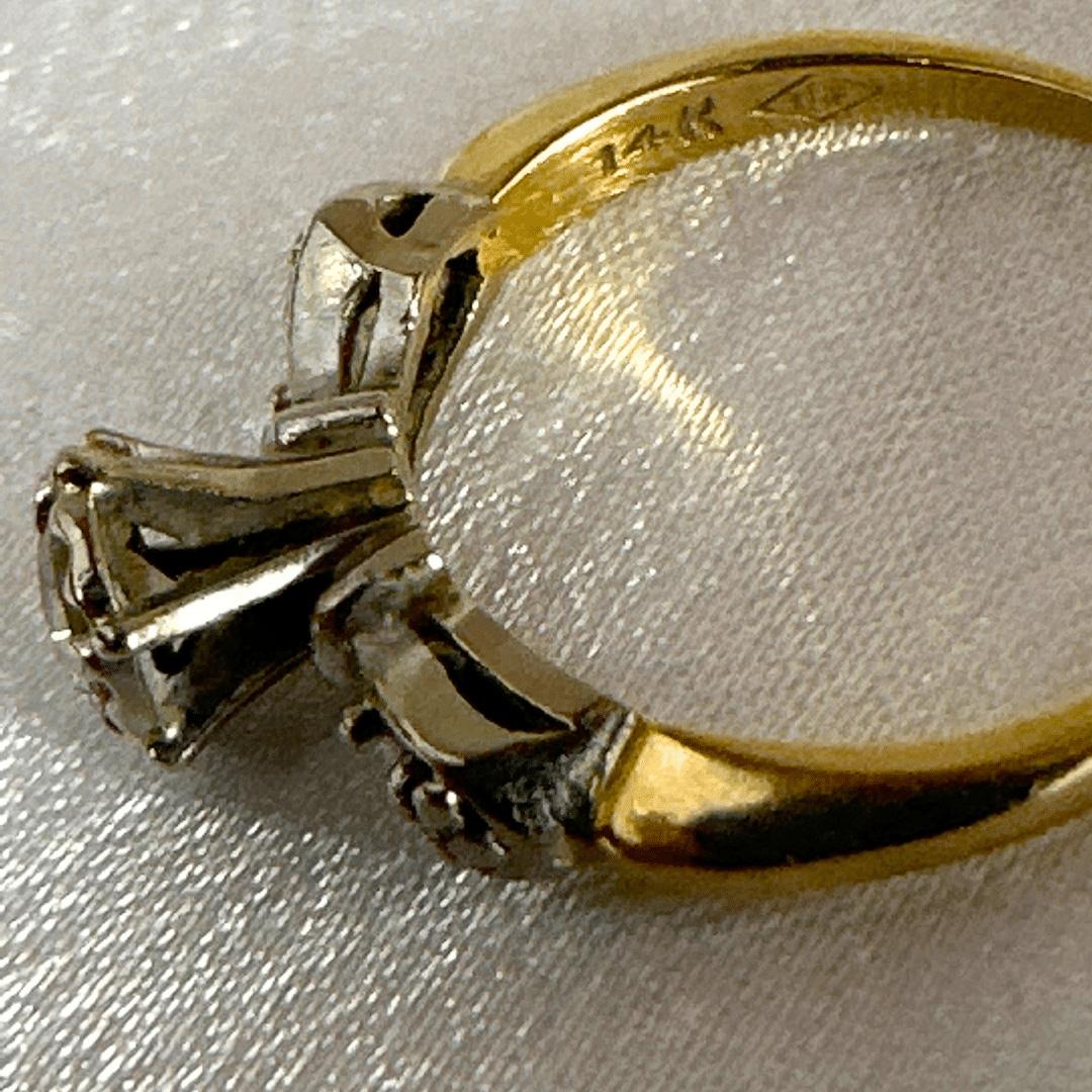Total Weight: 2.5 Gram

Diamond Diameter: 3.8mm

Inside Diameter: 0.65