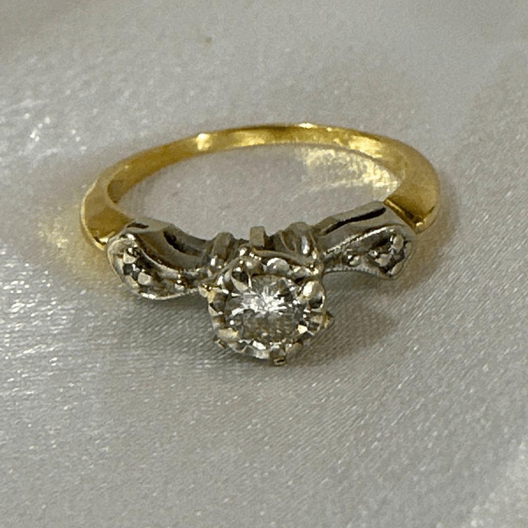 Size 6 - Cute 14K Yellow Gold With White Gold Accent & Diamond Antique Ring In Good Condition For Sale In Jacksonville, FL