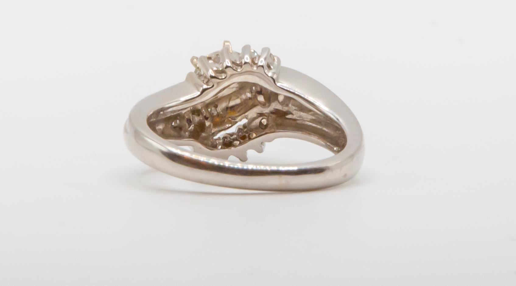 Taille 6.75 Or blanc 14K Stunning Unique Antique Ring with Real Diamonds (bague ancienne unique avec de vrais diamants) en vente 4