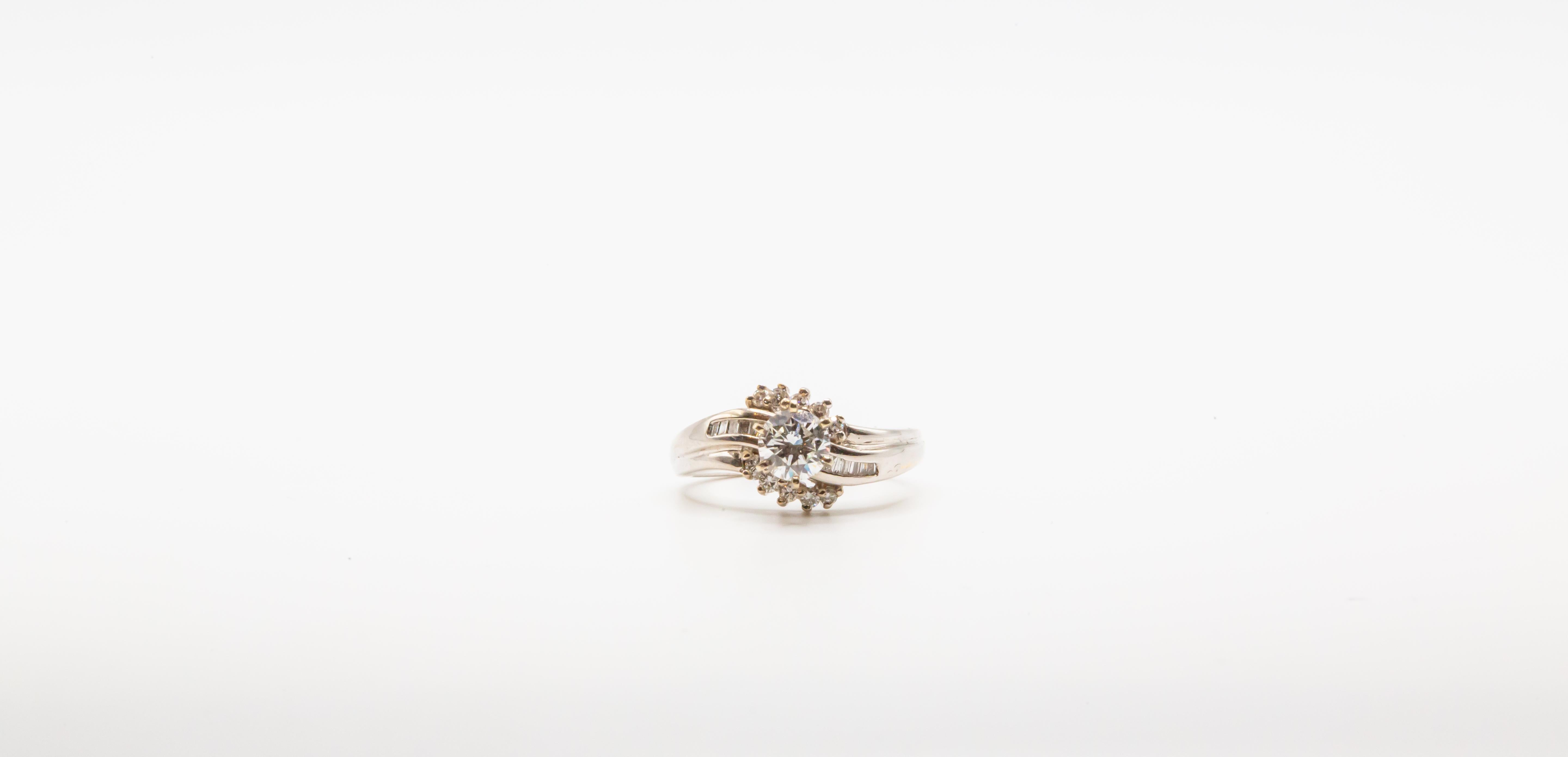 Taille:6.75 14K White Gold Stunning Unique Antique Ring With Real Diamonds For Women

La bague est ornée de 10 petits diamants taille brillant, de 12 petits diamants baguette et d'un grand diamant taille brillant.

Poids : 5,9 g

Diamètre du grand