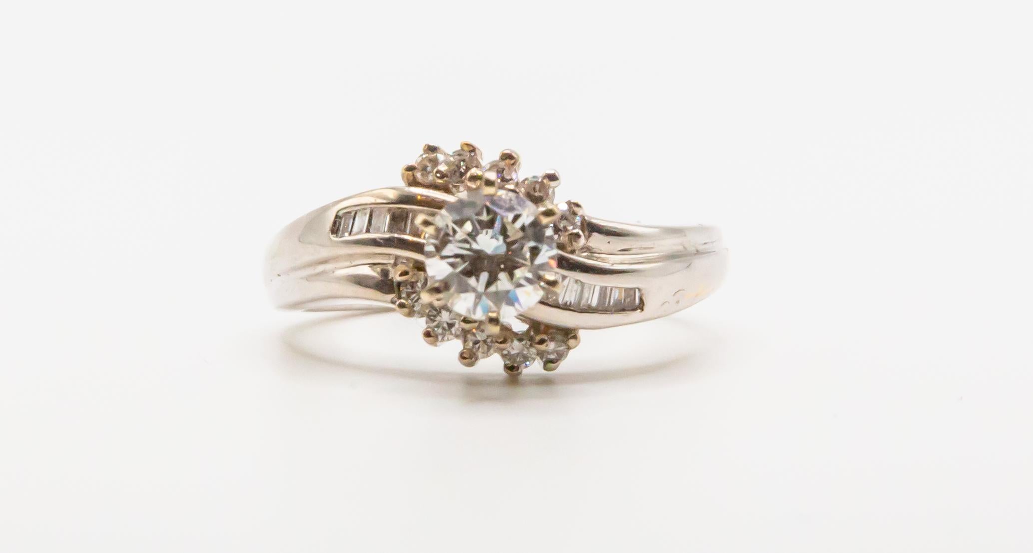 Art déco Taille 6.75 Or blanc 14K Stunning Unique Antique Ring with Real Diamonds (bague ancienne unique avec de vrais diamants) en vente